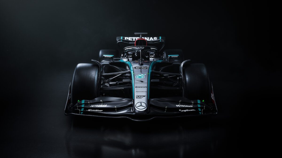 Mercedes W15 болид Формулы 1 2024 года