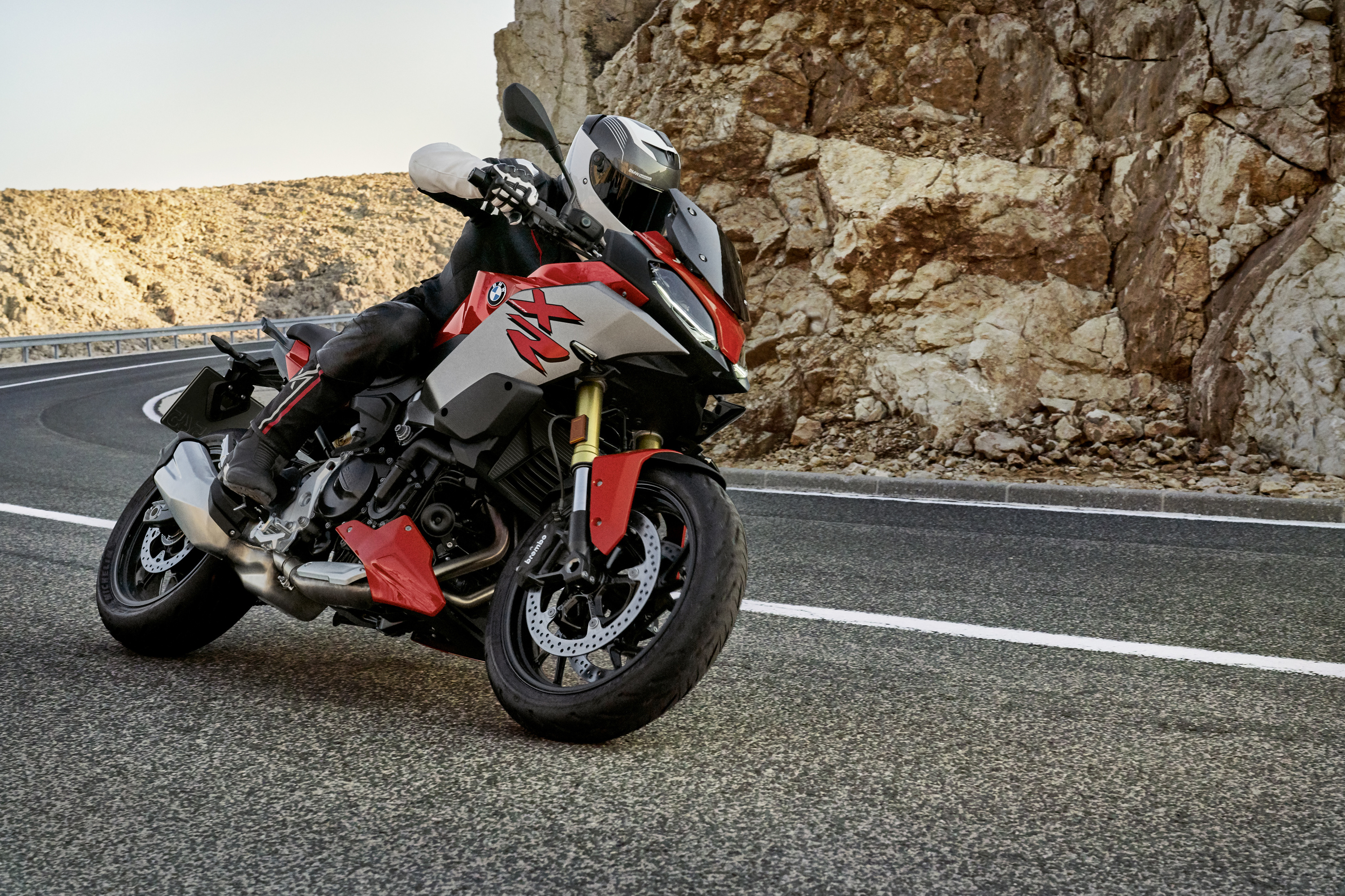 Мототехника гонщик на мотоцикле BMW F 900 XR, 2020 года