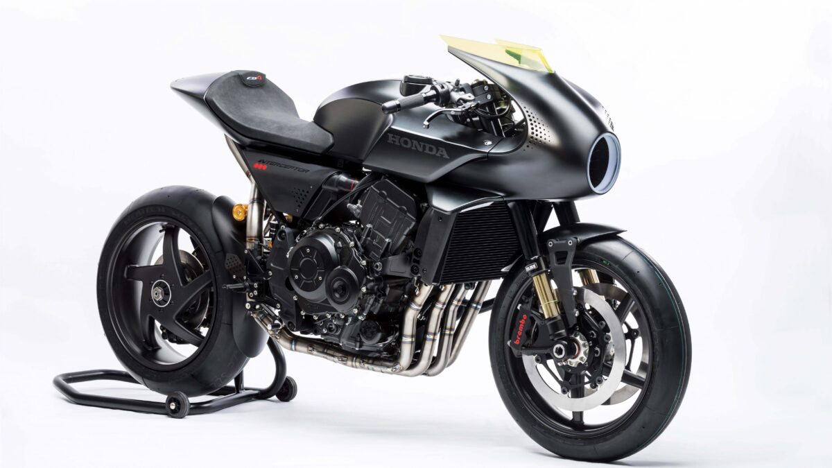 На белом фоне черный мотоцикл Honda CB4 Interceptor