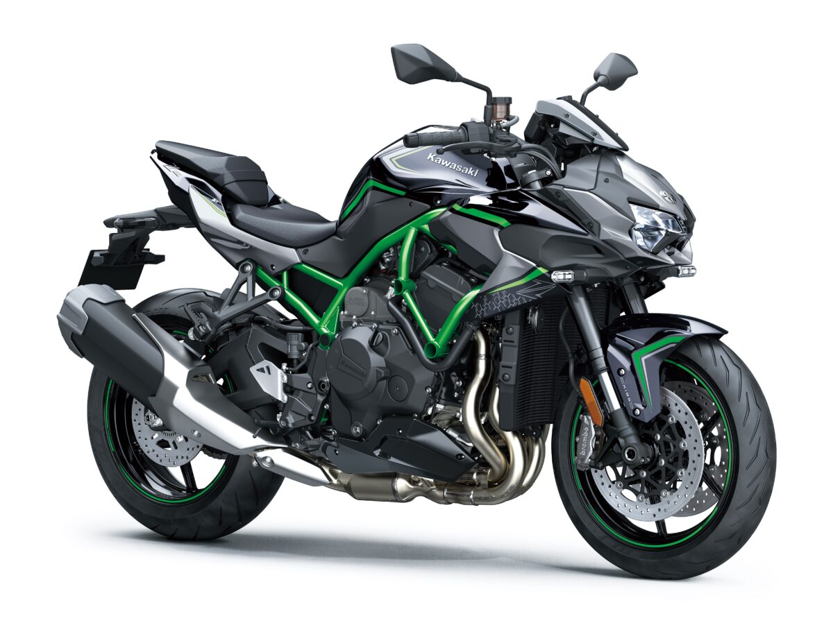 На белом фоне черный тяжелый мотоцикл Kawasaki Z H2, 2021 года