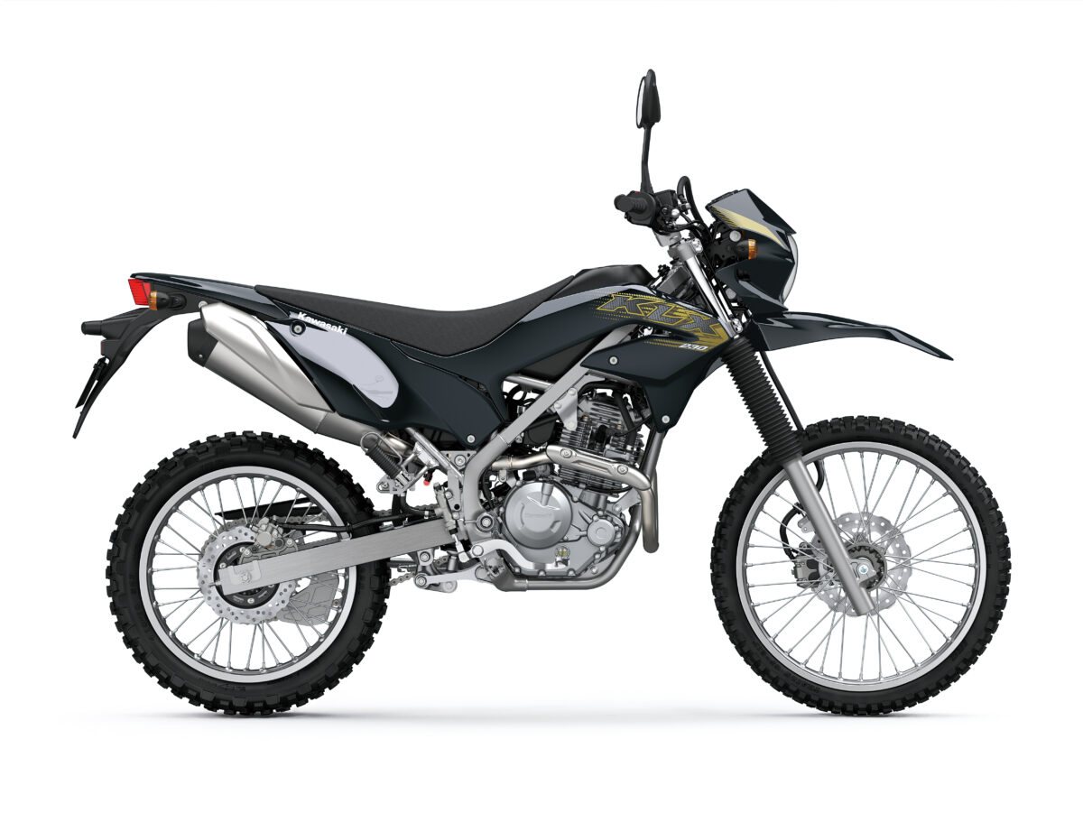 На белом фоне гоночный мотоцикл Kawasaki KLX230