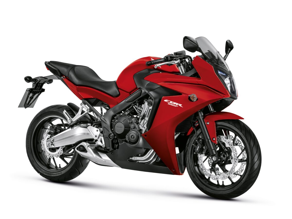 На белом фоне красный мотоцикл Honda CBR фото