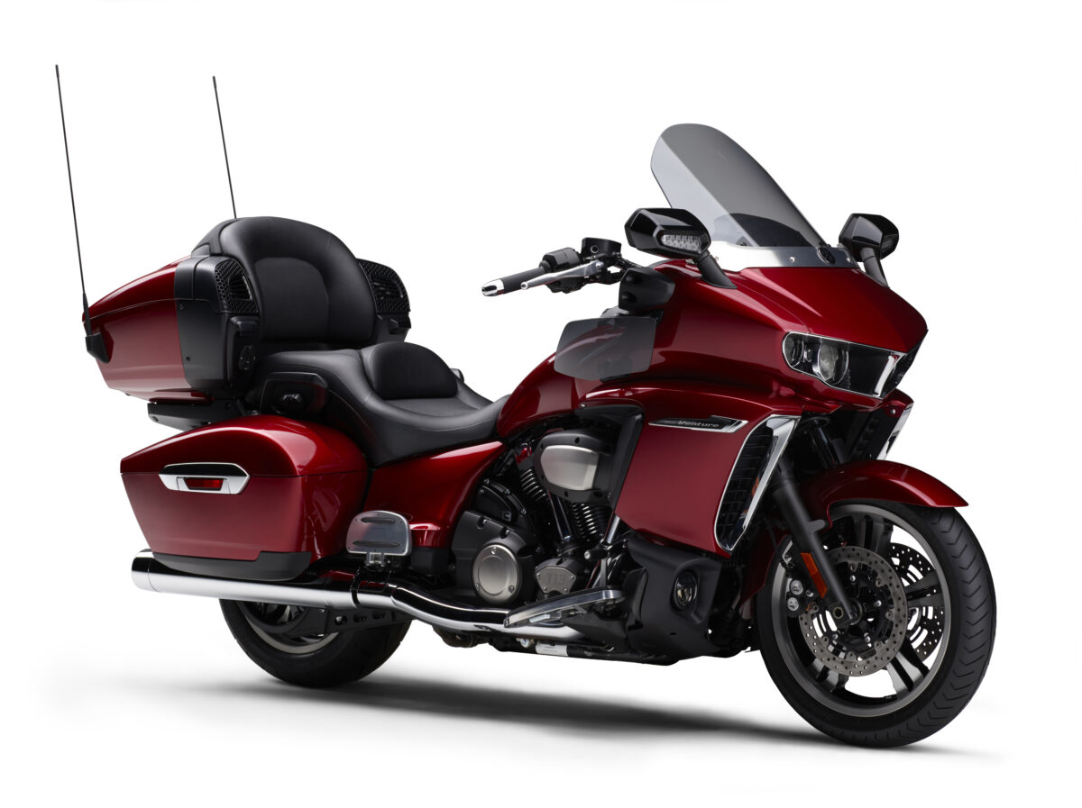 На белом фоне красный мотоцикл Yamaha Star Venture 2018