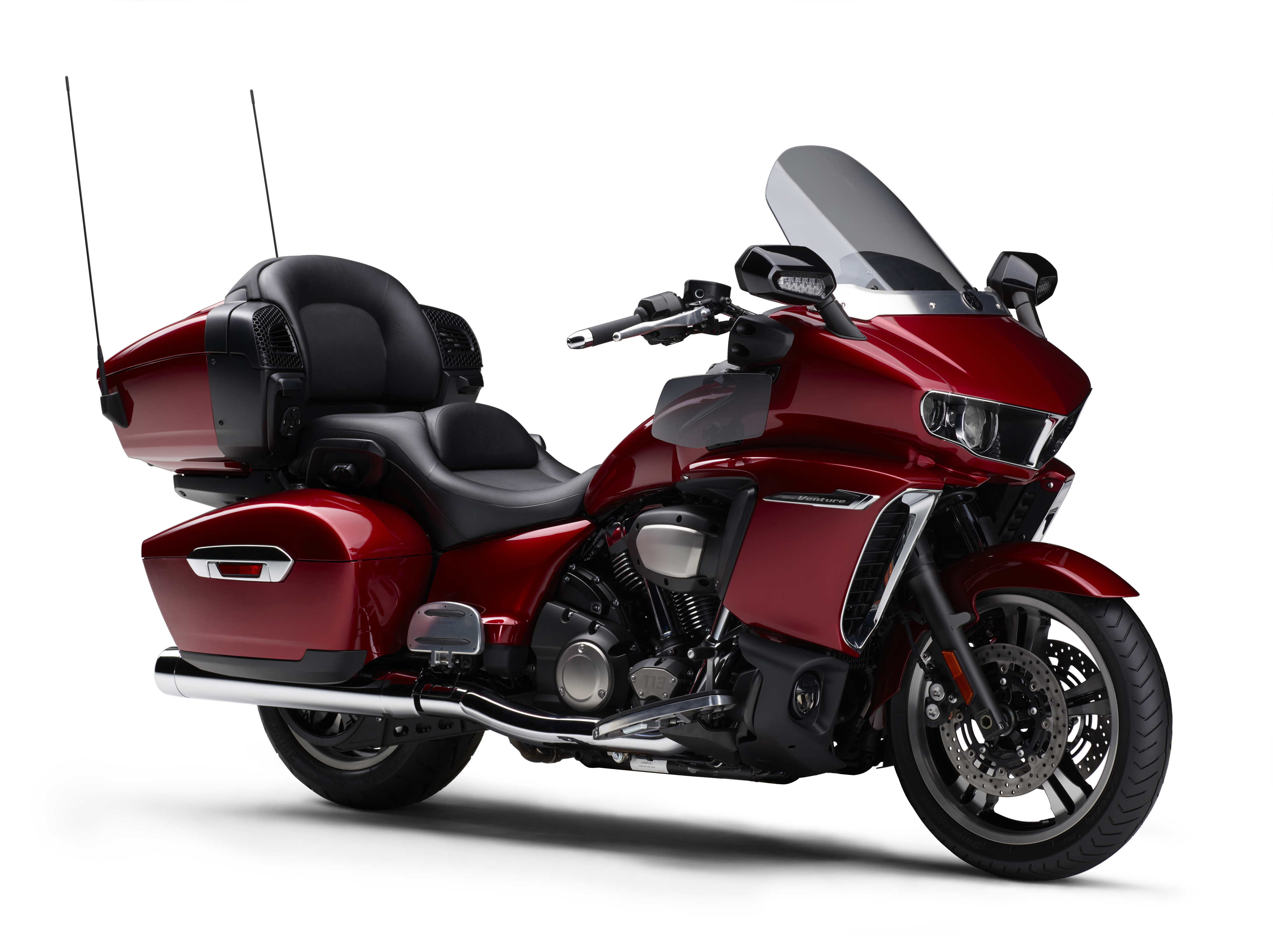 На белом фоне красный мотоцикл Yamaha Star Venture 2018