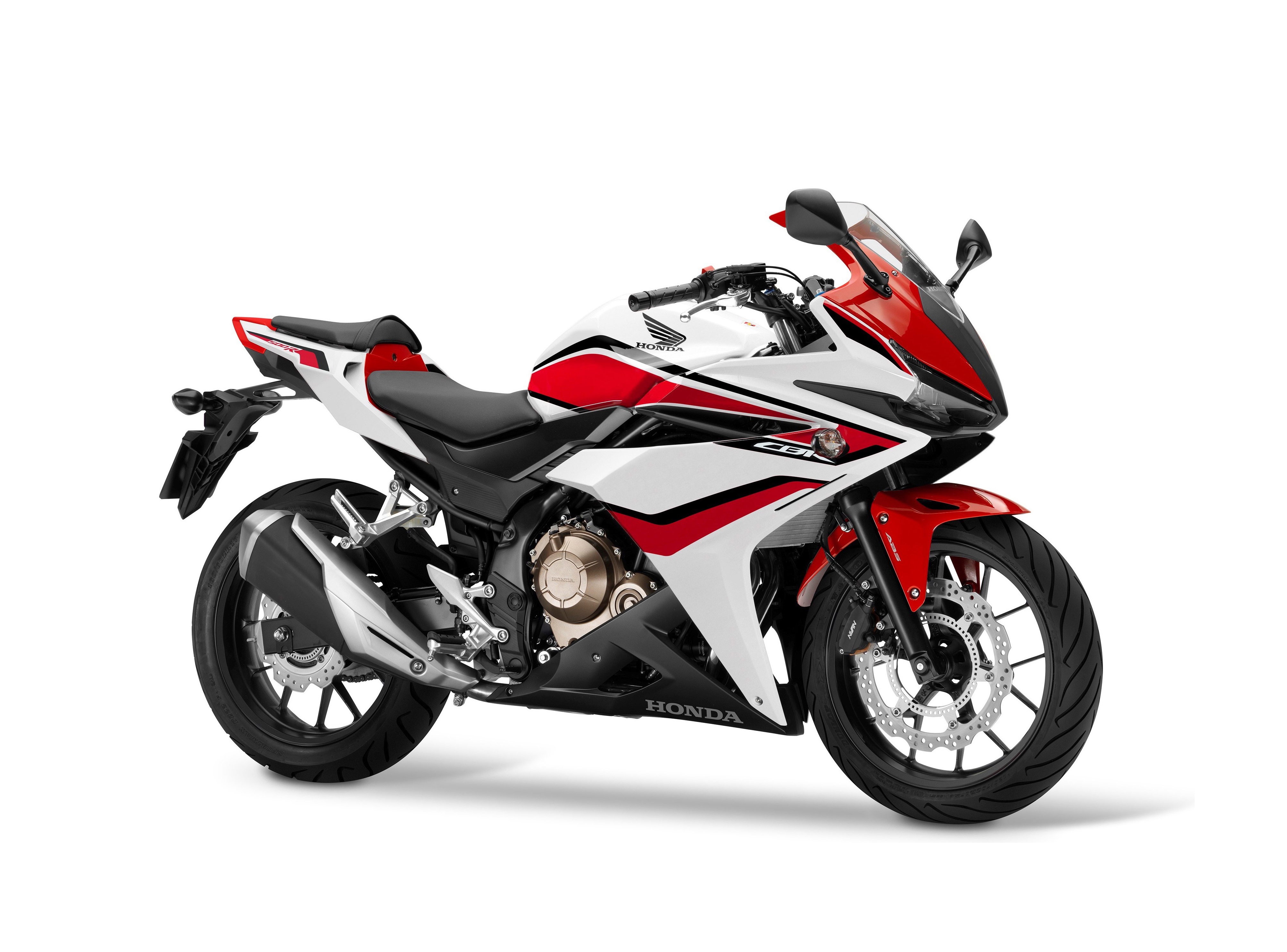 На белом фоне мотоцикл Honda CBR500R