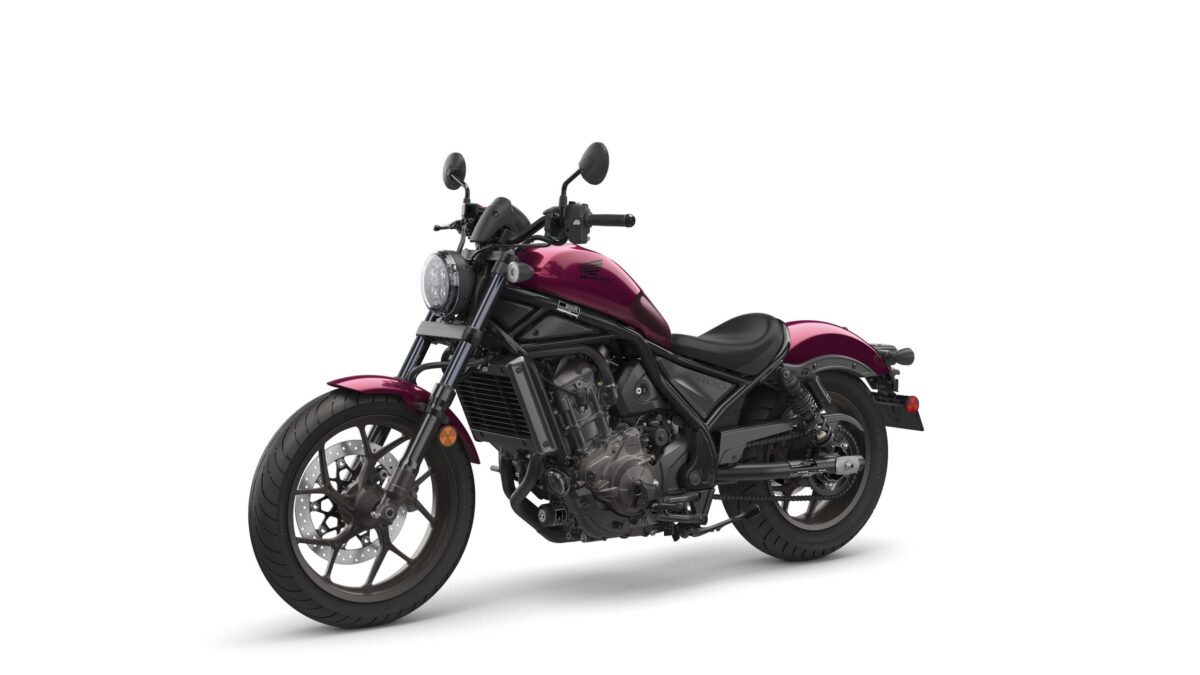 На белом фоне мотоцикл Honda CMX1100 REBEL