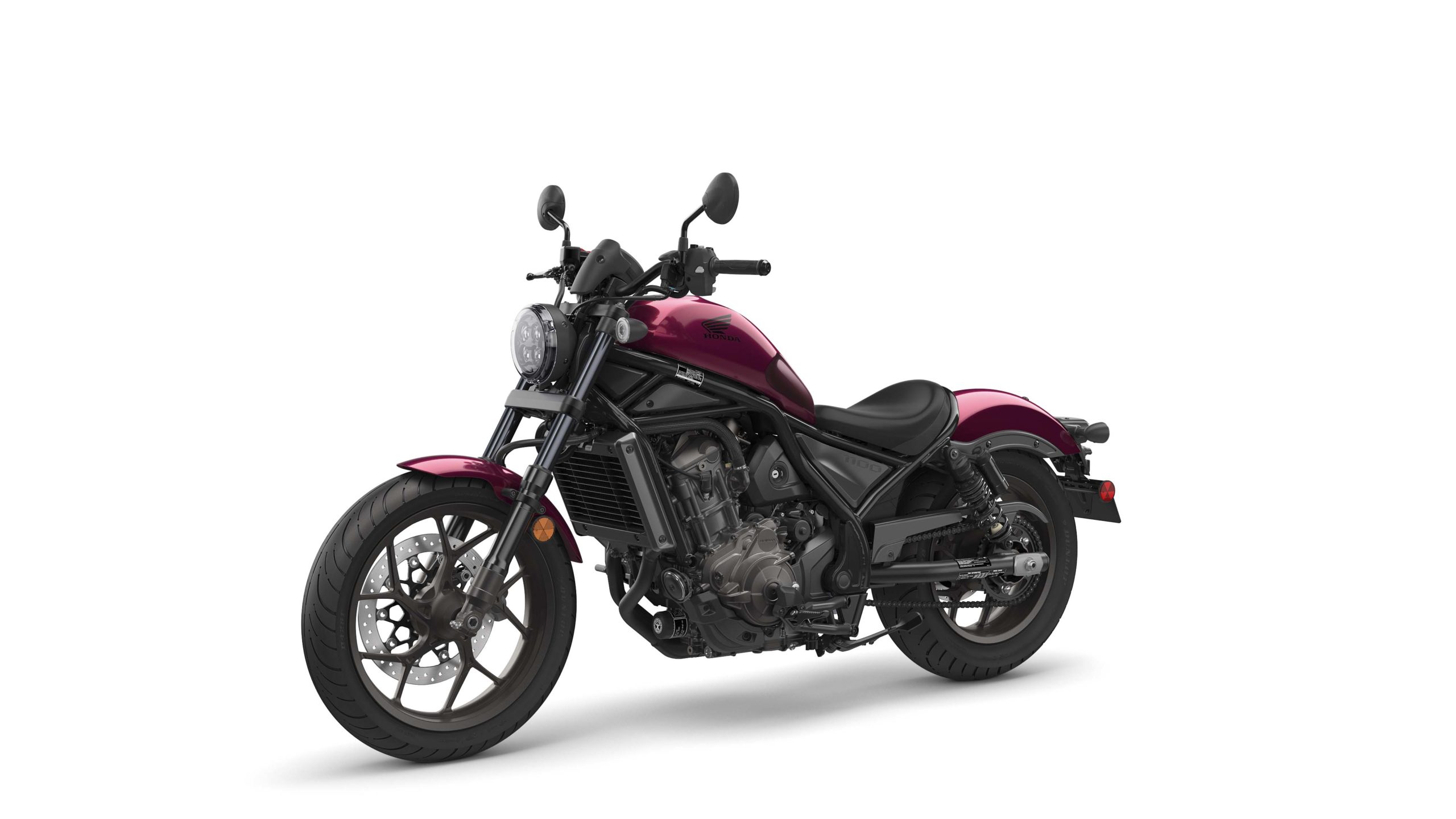 На белом фоне мотоцикл Honda CMX1100 REBEL