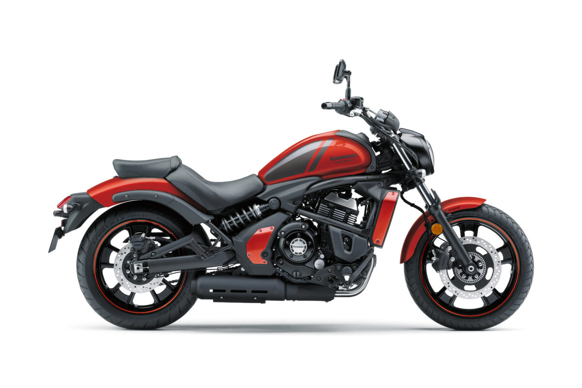 На белом фоне мотоцикл Kawasaki EN650 Vulcan S