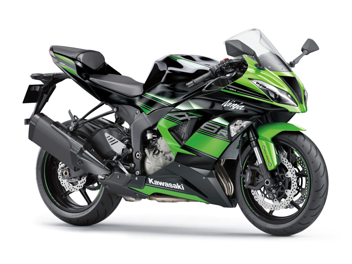 На белом фоне мотоцикл Kawasaki Ninja ZX 6R