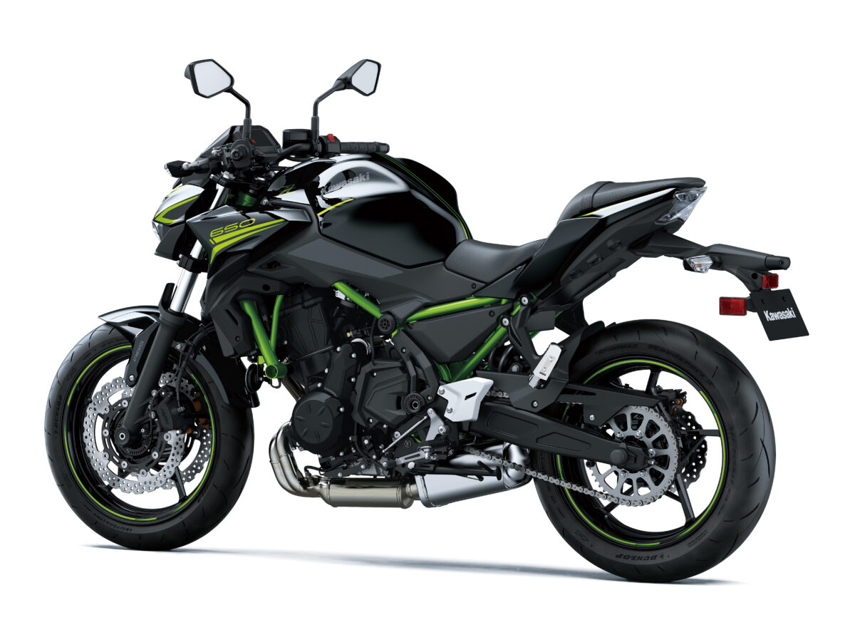 На белом фоне мотоцикл Kawasaki Z H2, 2021 года