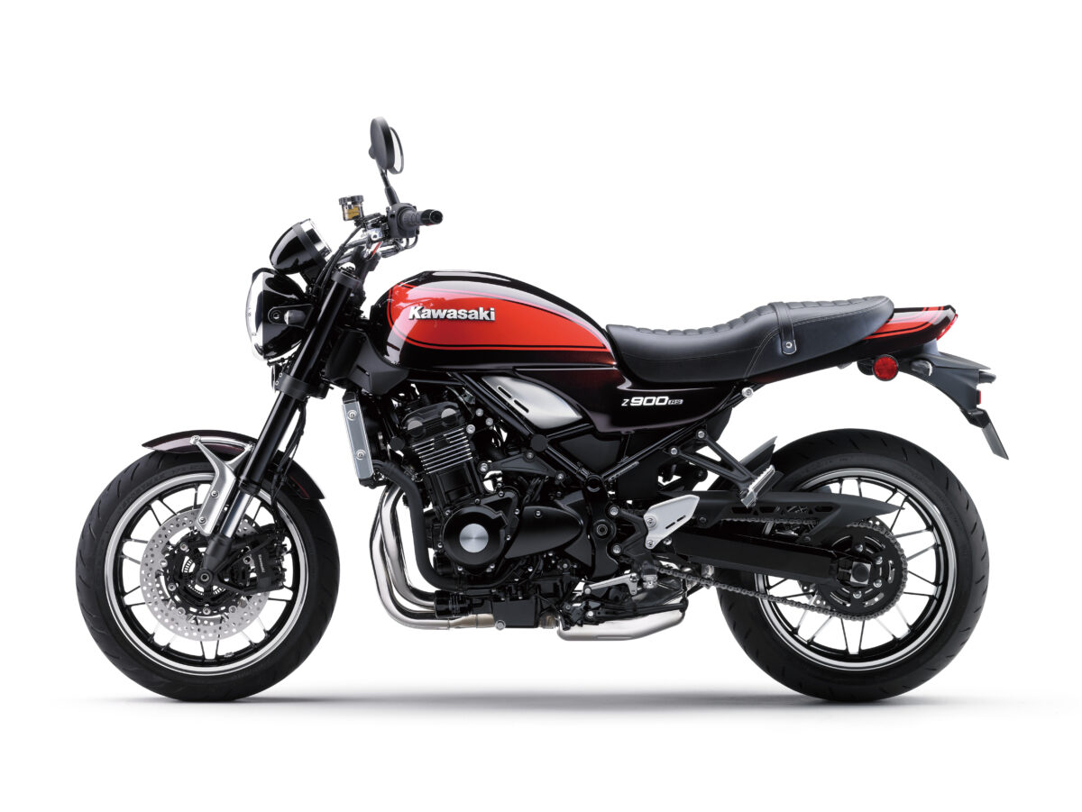 На белом фоне мотоцикл Kawasaki Z900RS