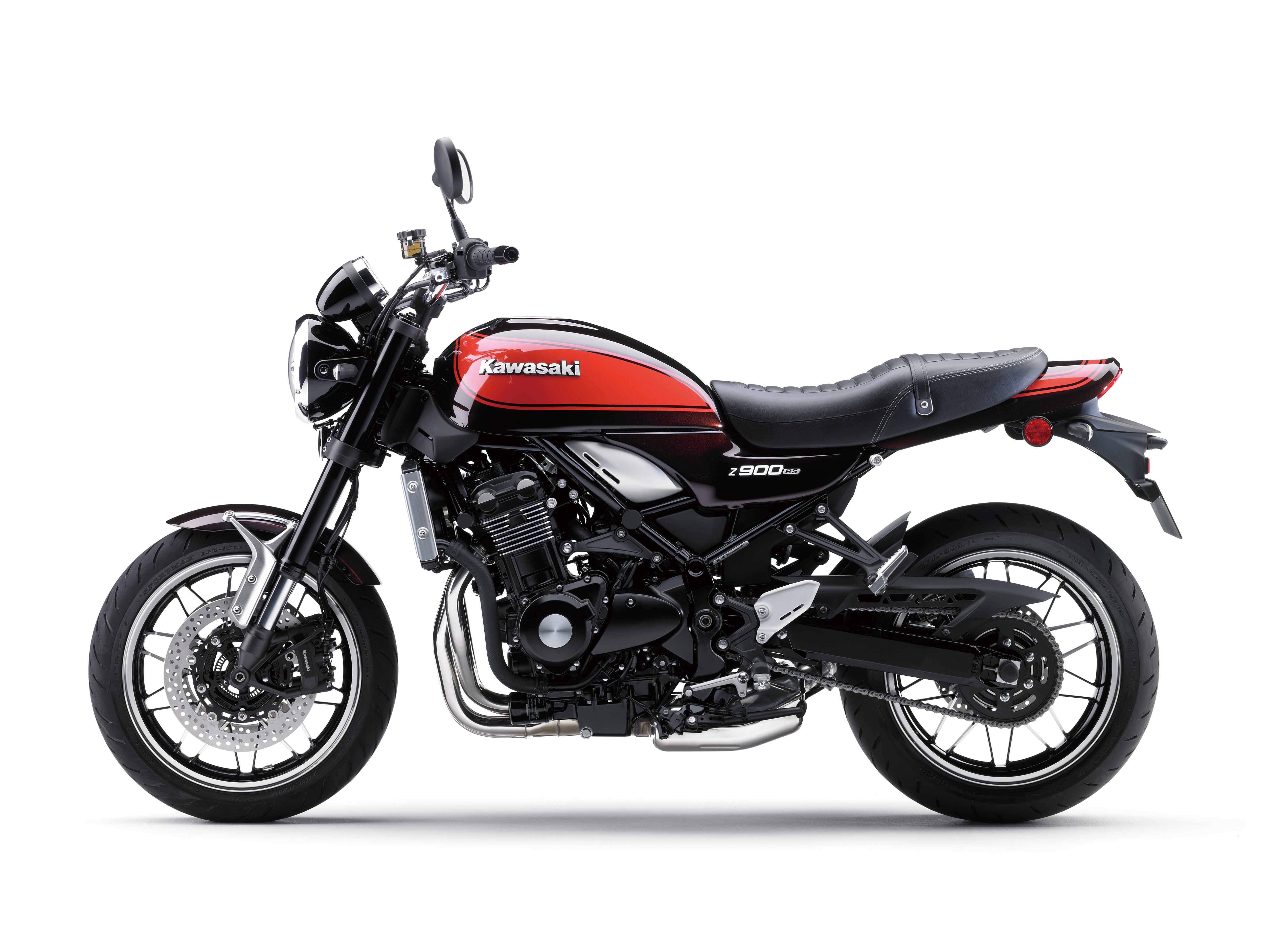 На белом фоне мотоцикл Kawasaki Z900RS
