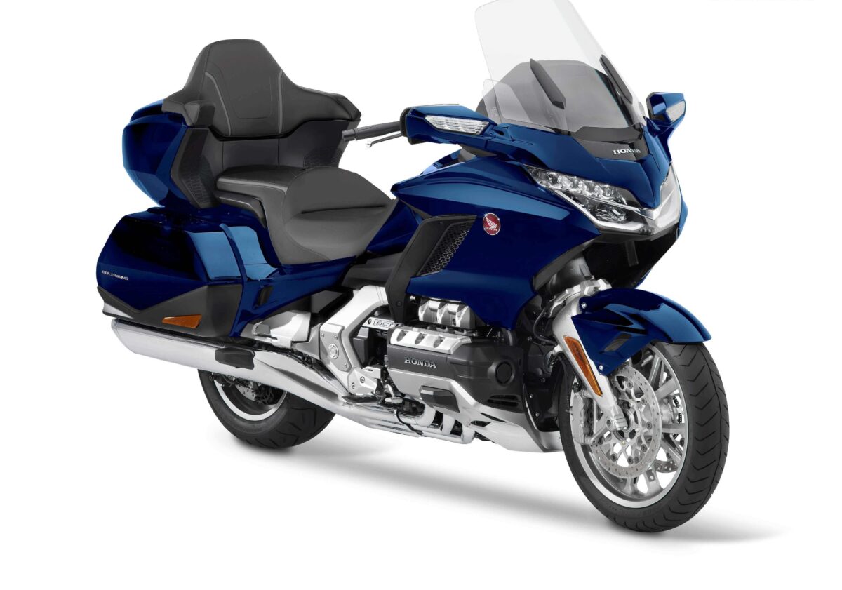 На белом фоне синий мотоцикл Honda Gold Wing