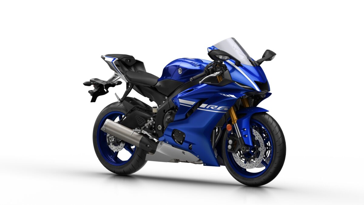 На белом фоне синий мотоцикл Yamaha YZF R6, 2017