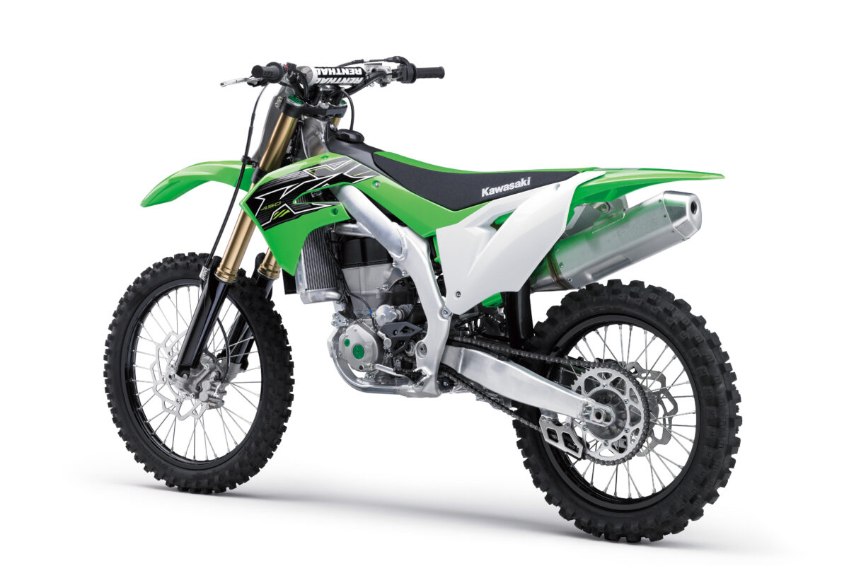 На белом фоне зеленый мотоцикл Kawasaki KX450