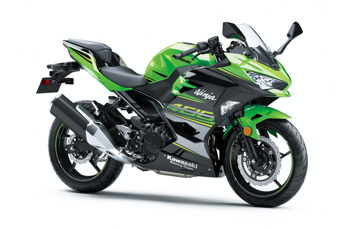 На белом фоне зеленый мотоцикл Kawasaki Ninja 400
