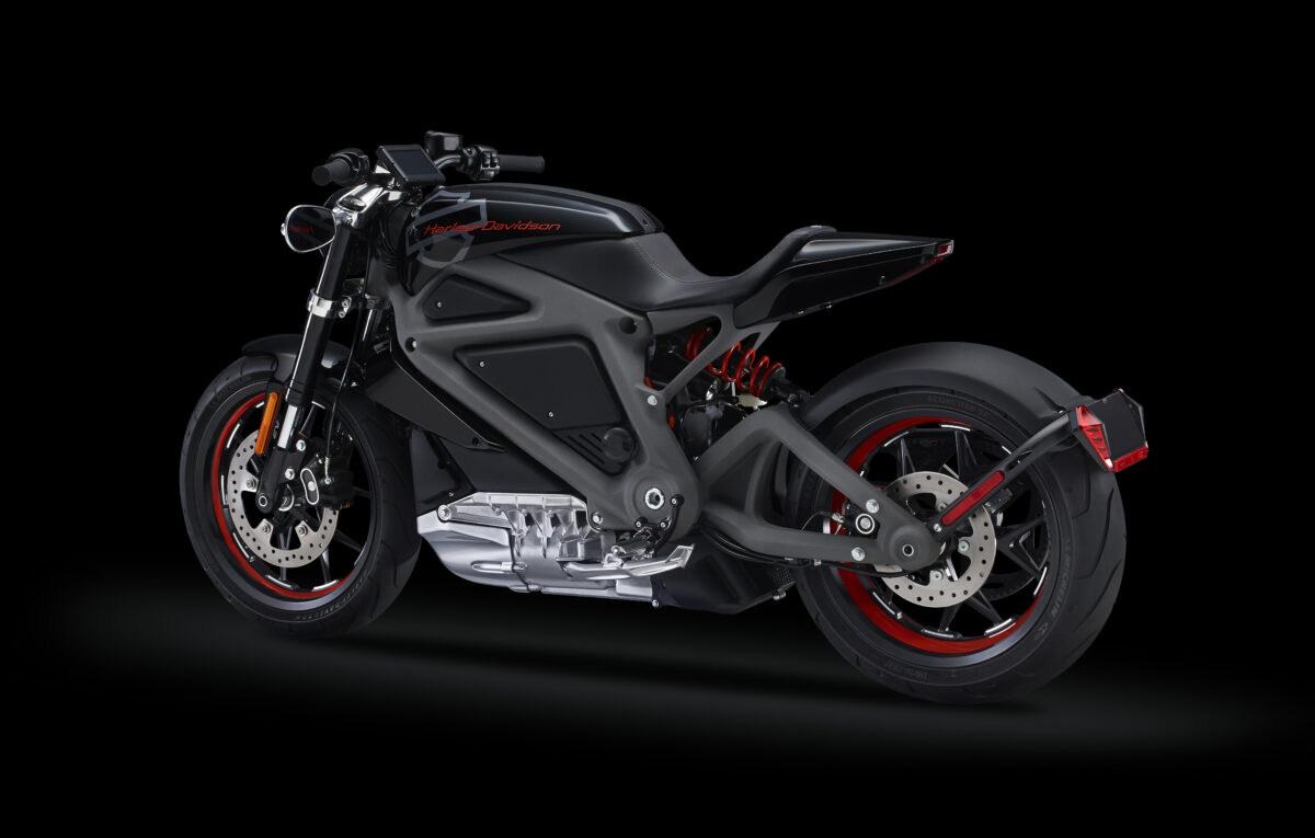 На черном фоне электрический байк Harley Davidson LiveWire, 2018