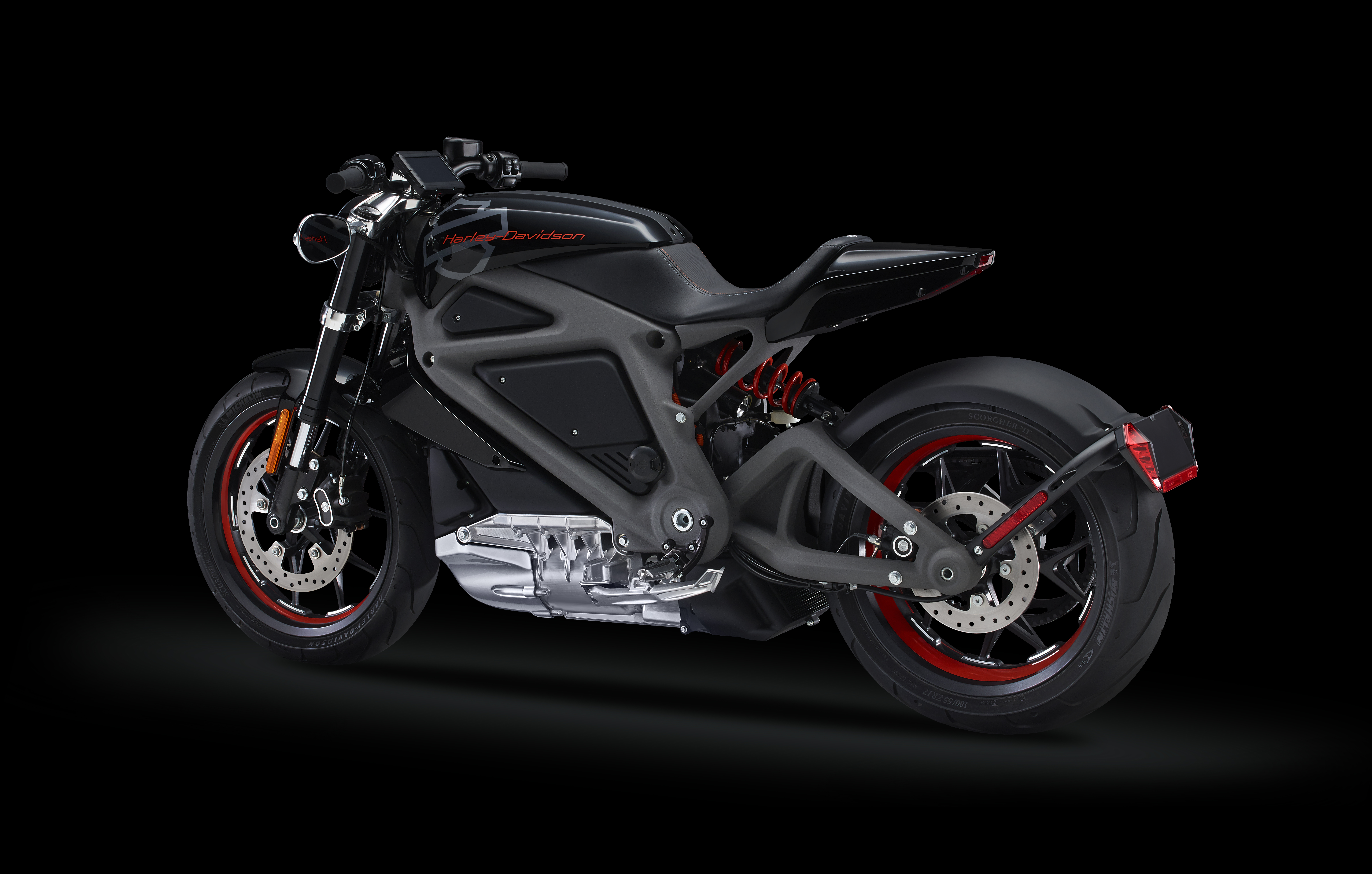 На черном фоне электрический байк Harley Davidson LiveWire, 2018