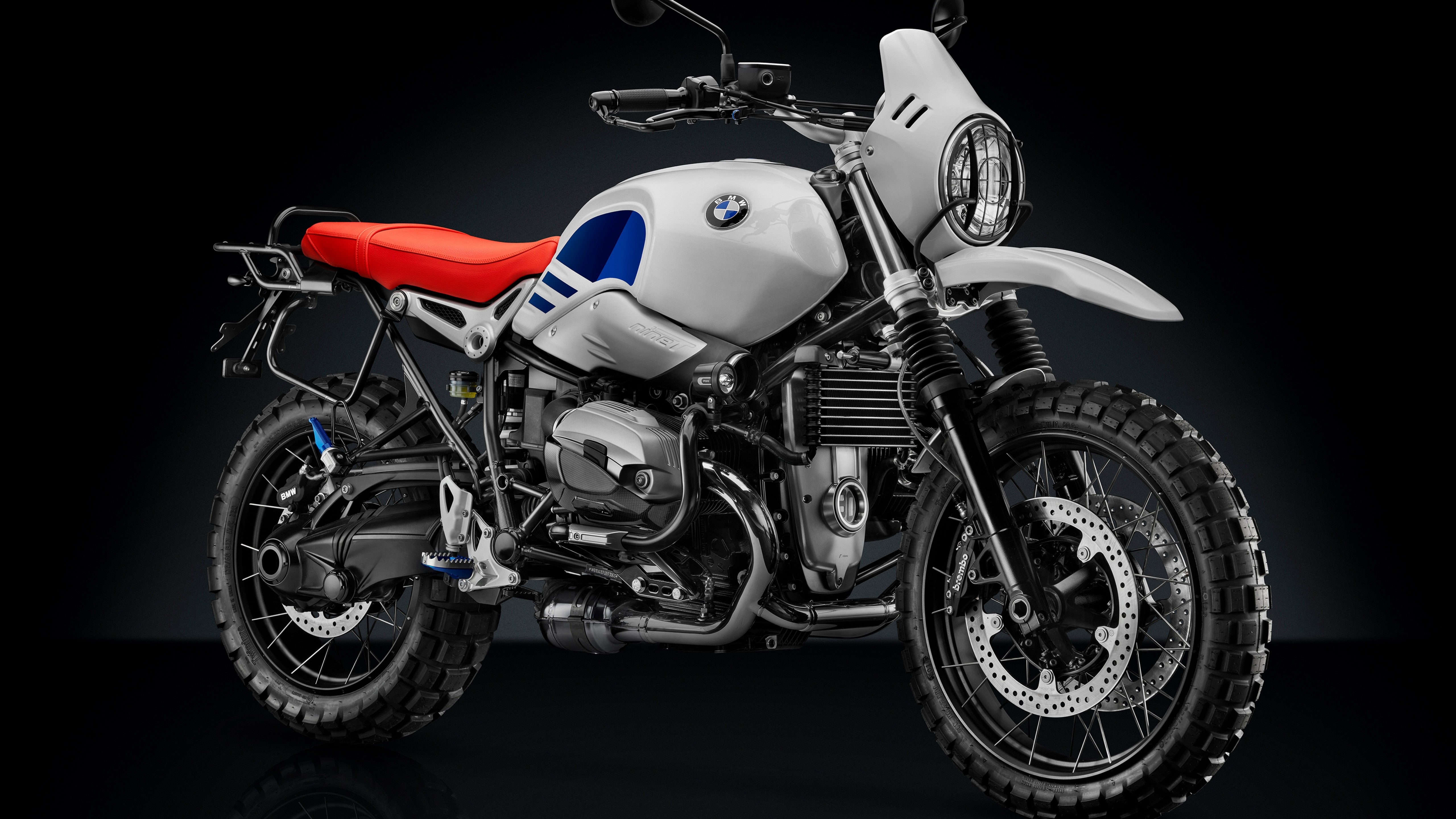 На черном фоне мотоцикл BMW R nineT Urban GS, 2018