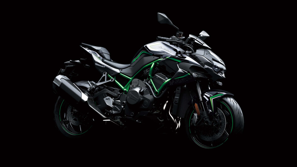 На черном фоне мотоцикл Kawasaki Z H2 2019 года