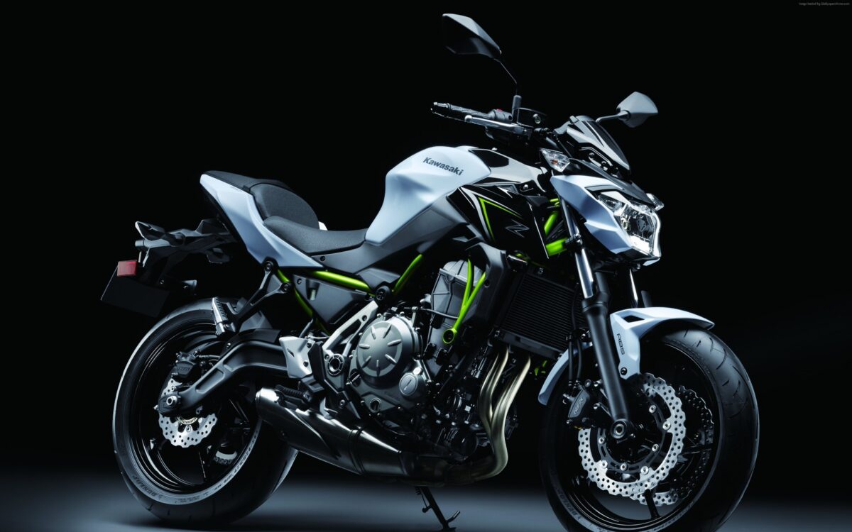 На черном фоне мотоцикл Kawasaki Z650, 2017