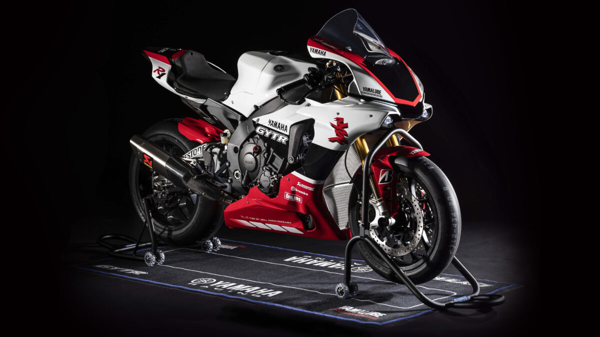На черном фоне мотоцикл Yamaha YZF R1 GYTR, 2019 года
