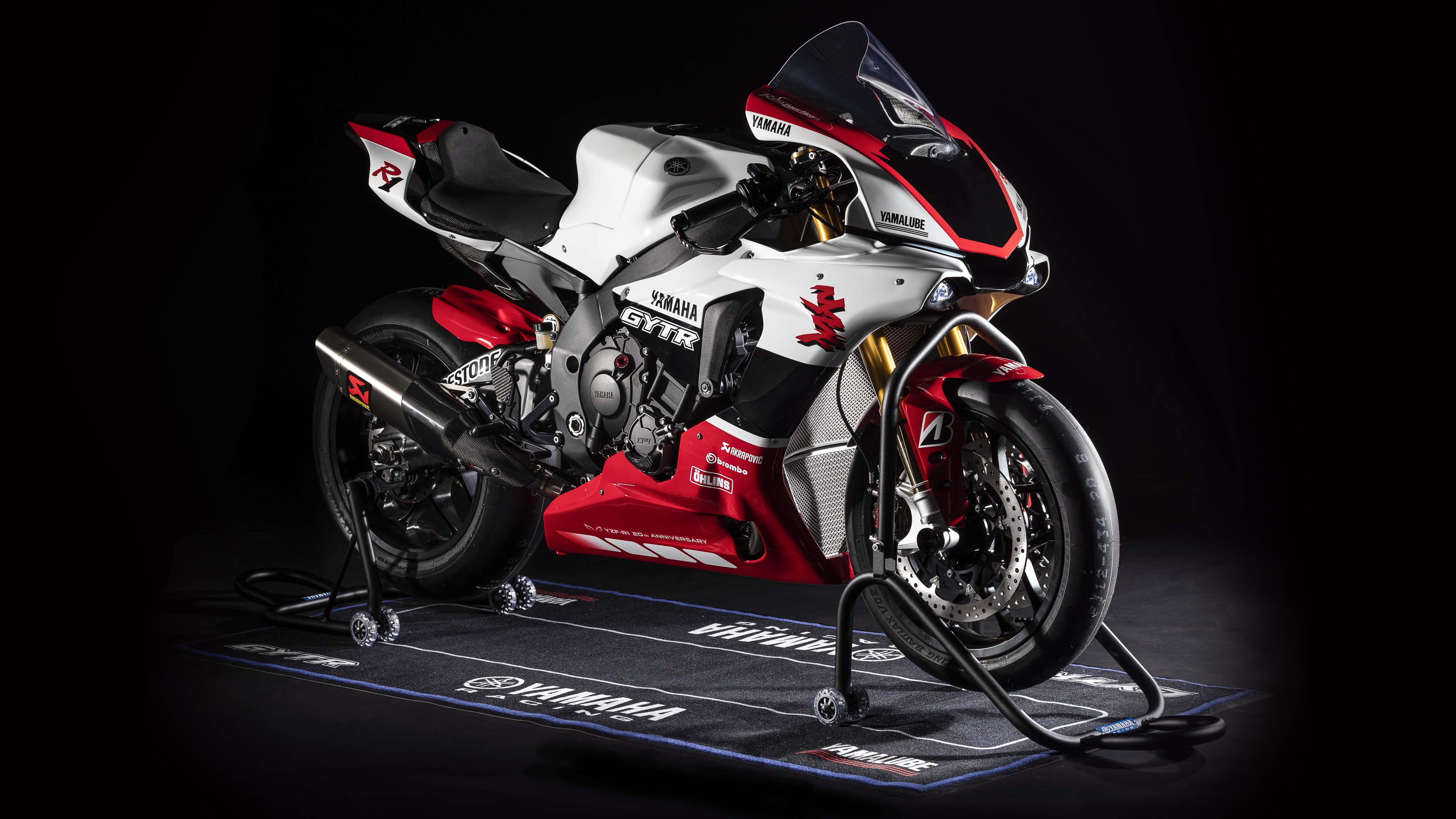 На черном фоне мотоцикл Yamaha YZF R1 GYTR, 2019 года