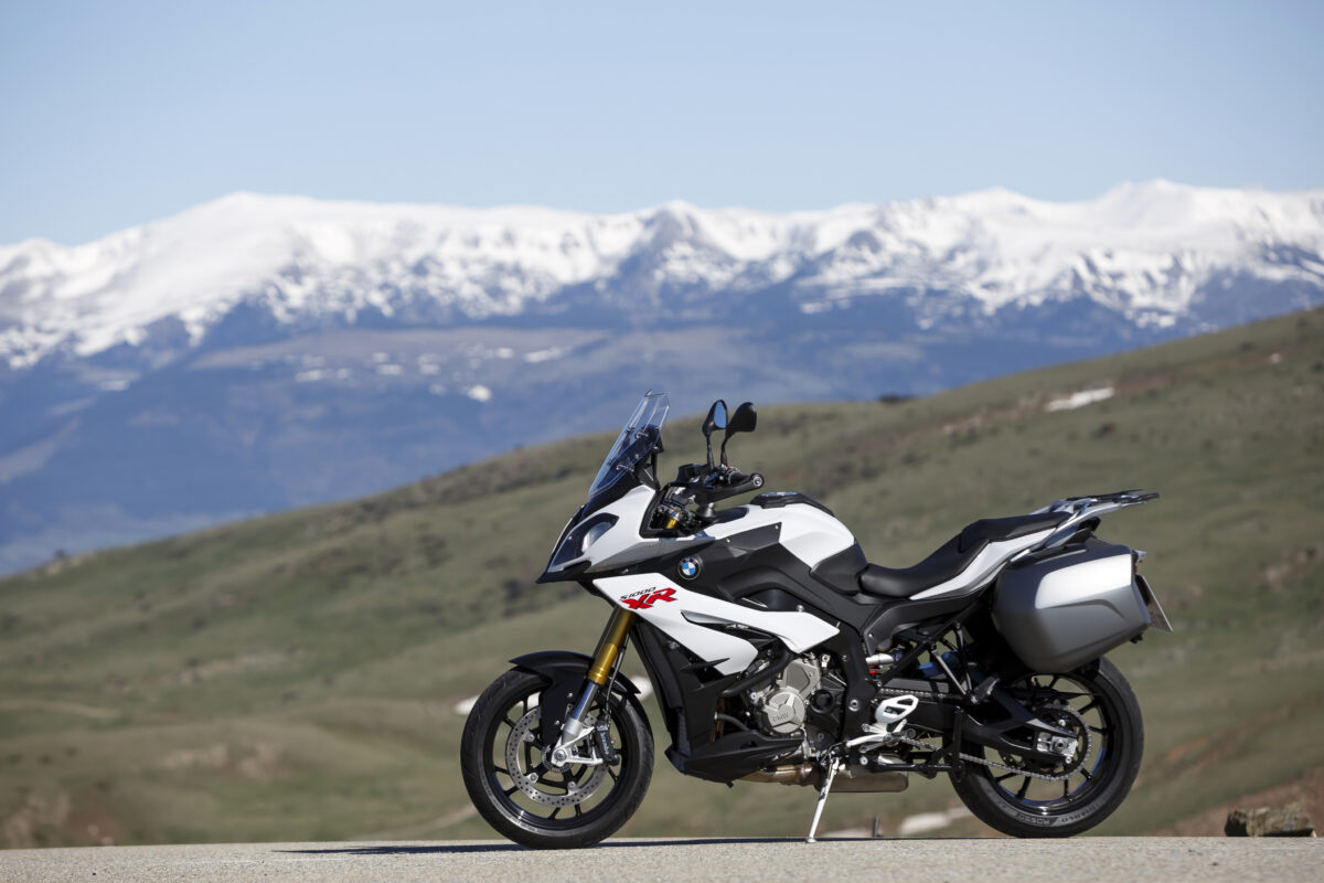 На фоне гор мотоцикл BMW S1000 XR