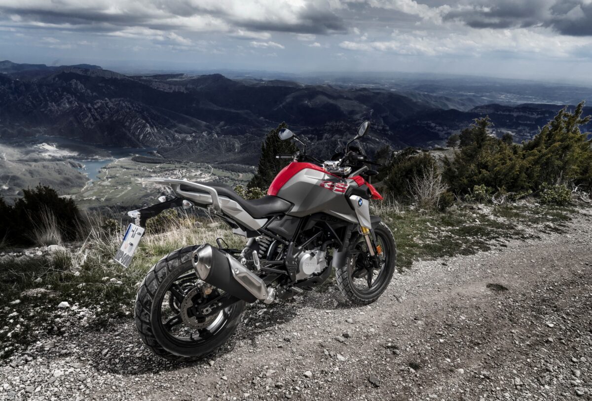На фоне гор спортивный мотоцикл BMW G 310 GS, 2017