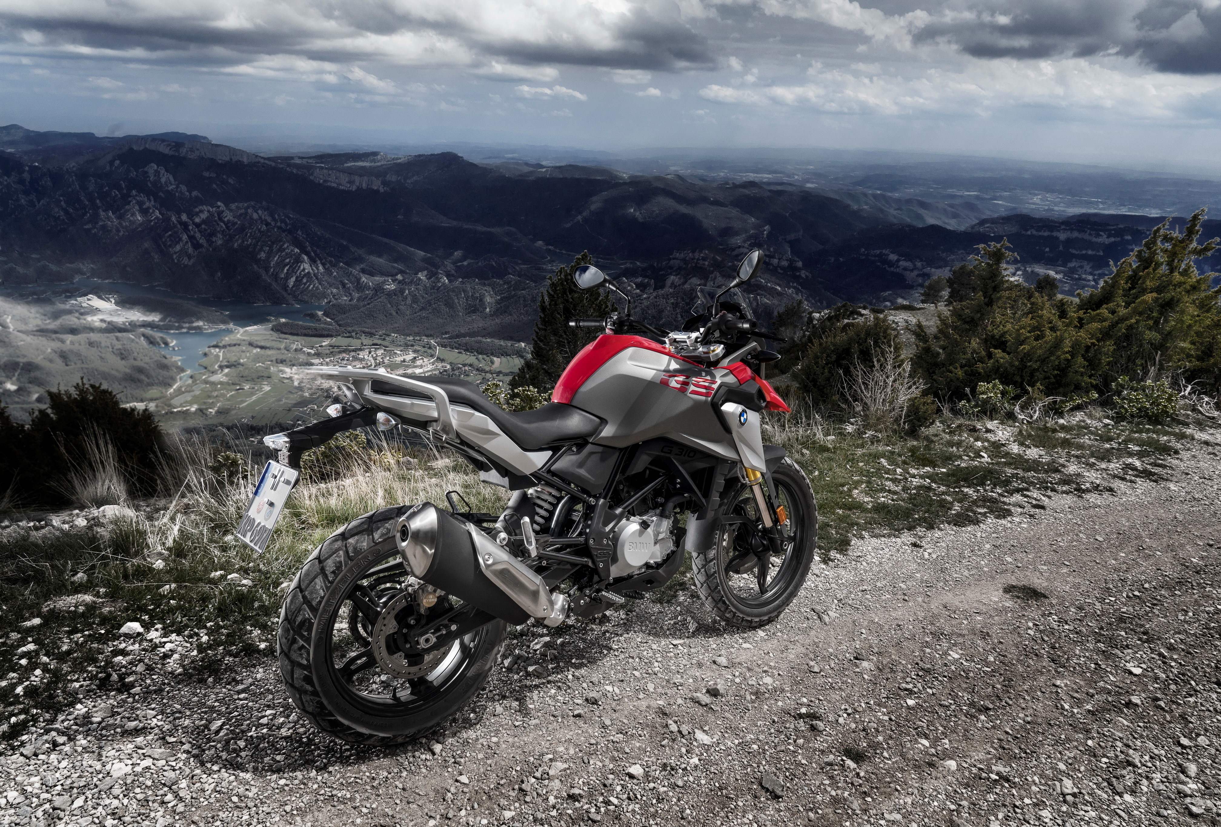 На фоне гор спортивный мотоцикл BMW G 310 GS, 2017