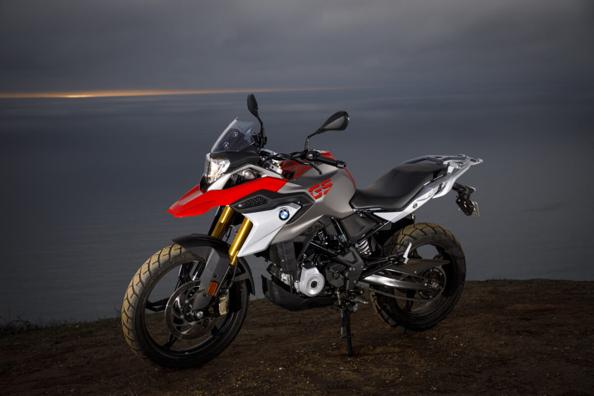 На фоне горизонта мотоцикл BMW G 310 GS, 2017