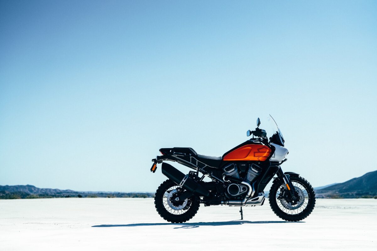 На фоне неба новый стильный мотоцикл Harley Davidson Pan America, 2021 года