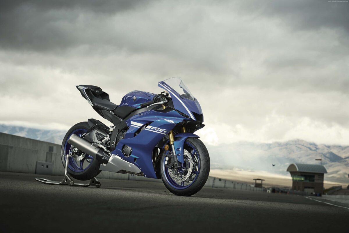 На фоне неба синий мотоцикл Yamaha YZF R6, 2017 года