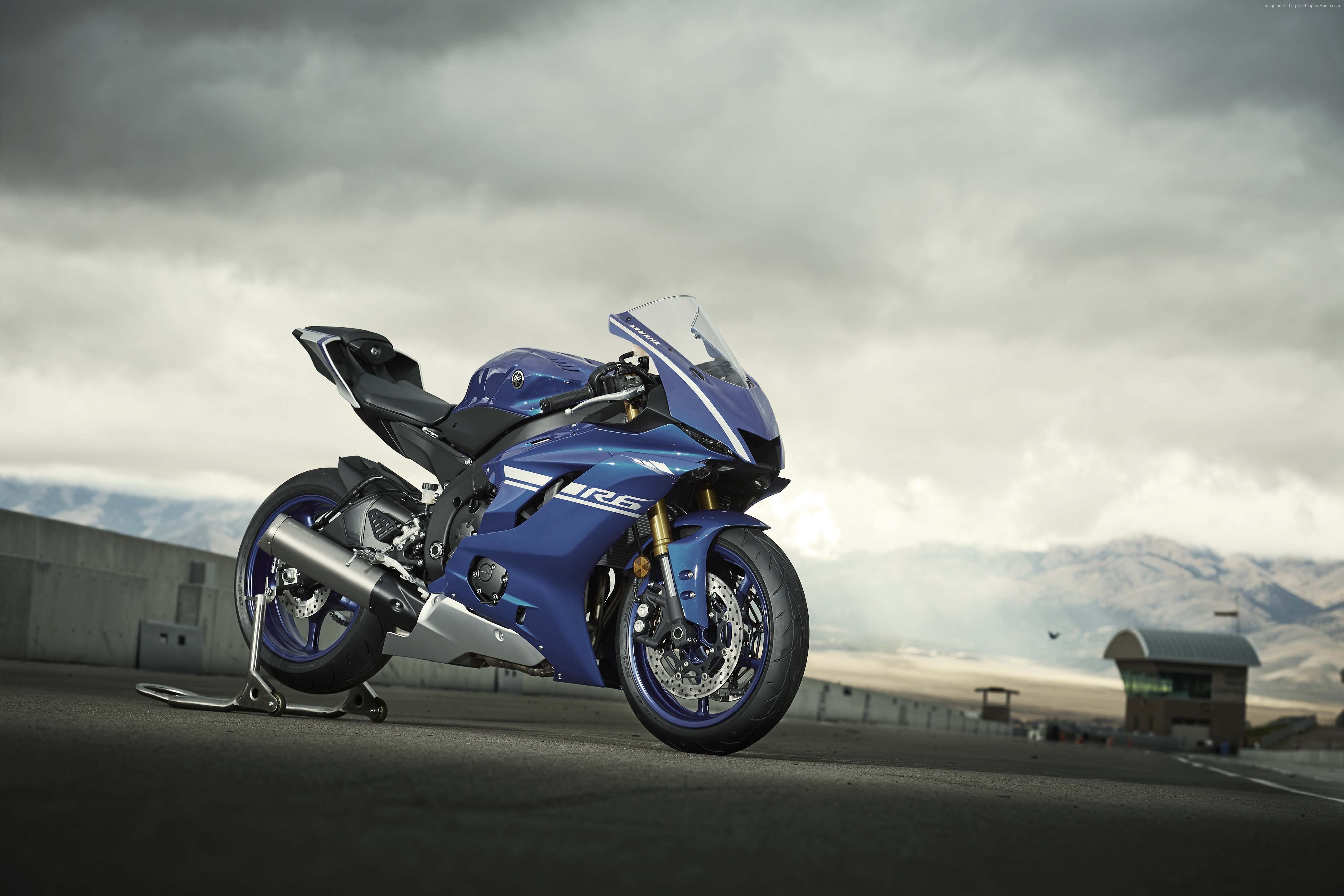 На фоне неба синий мотоцикл Yamaha YZF R6, 2017 года