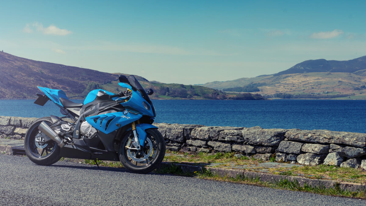 На фоне воды голубой мотоцикл BMW S1000RR