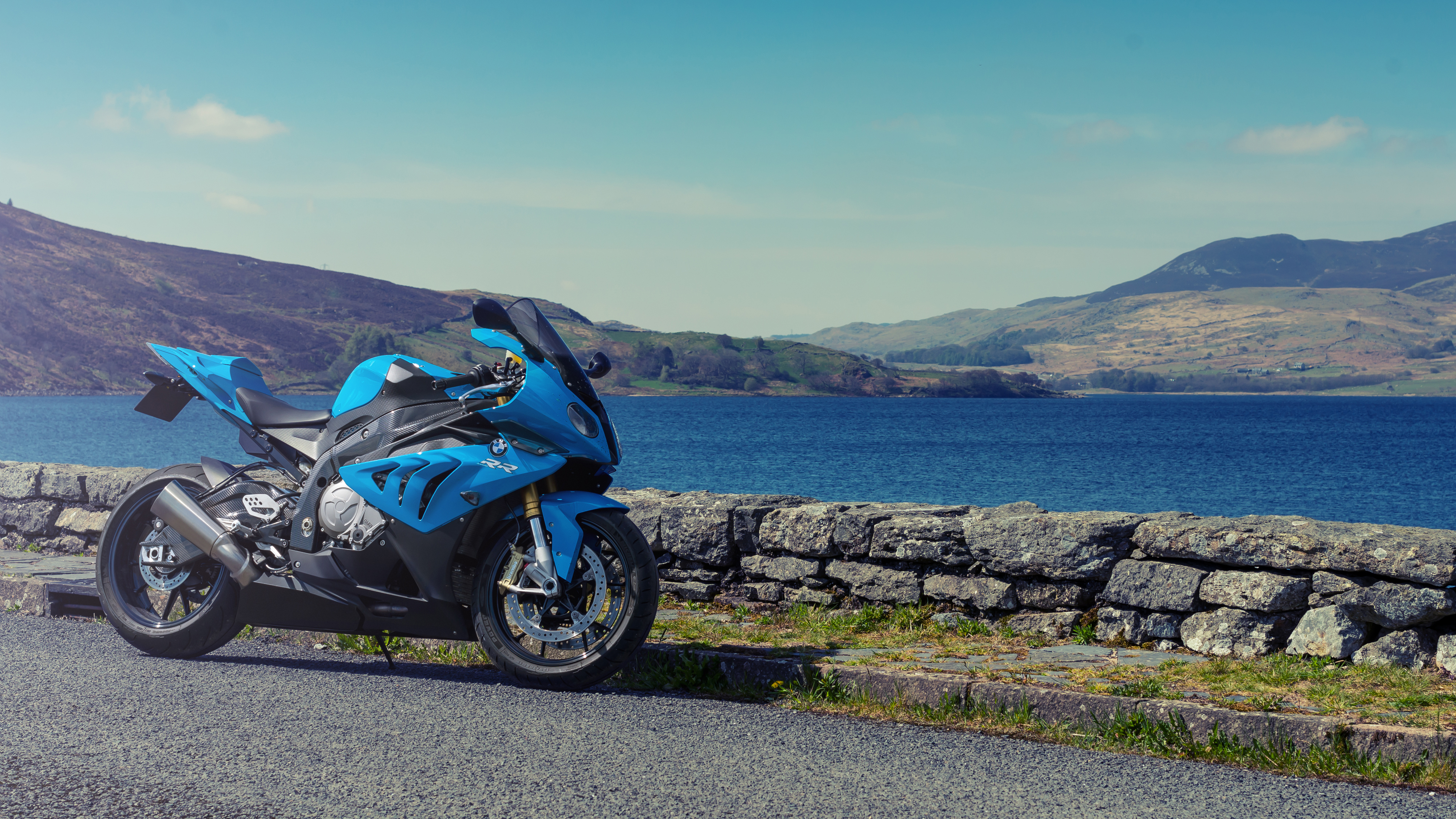 На фоне воды голубой мотоцикл BMW S1000RR