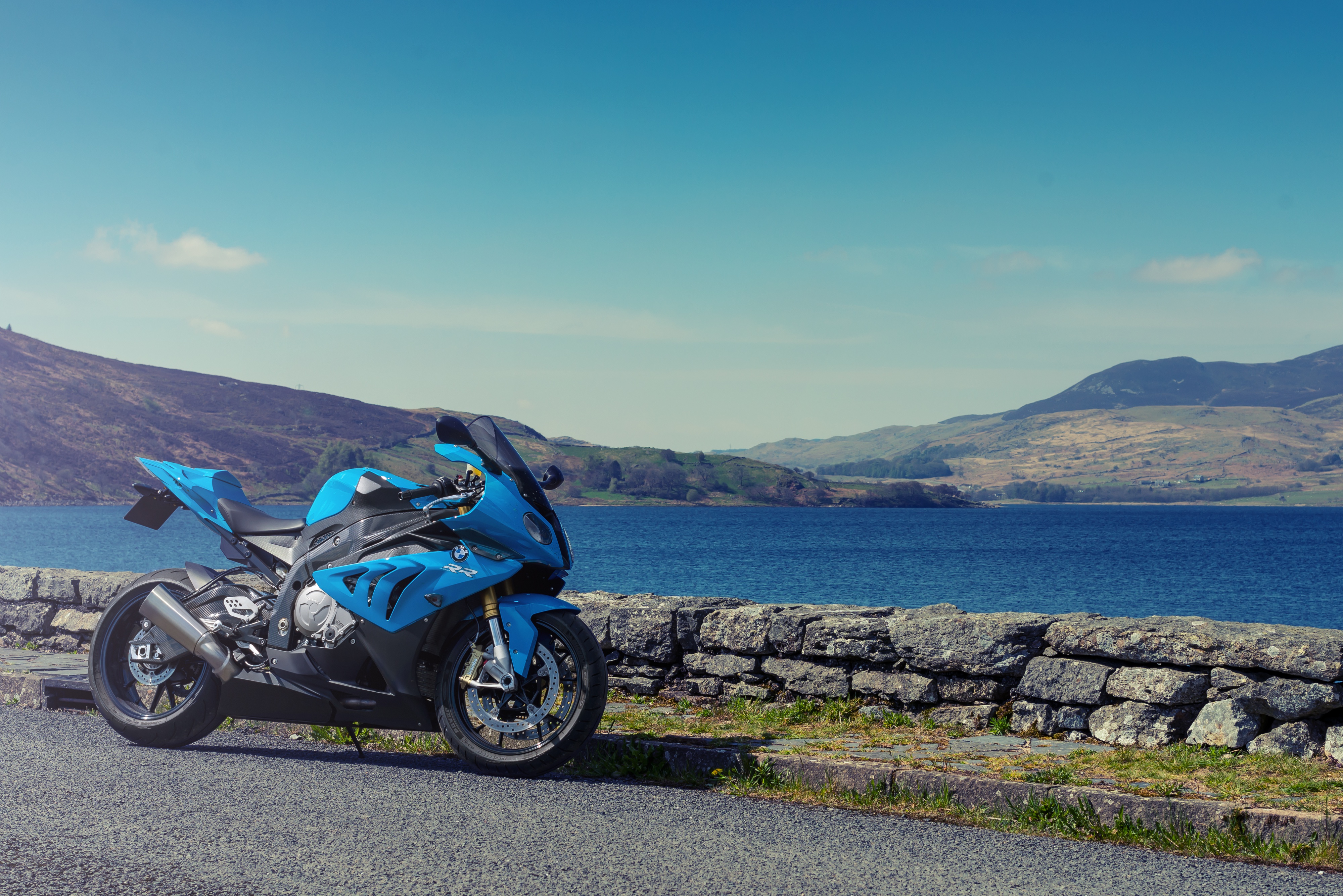На фоне воды синий мотоцикл BMW S1000
