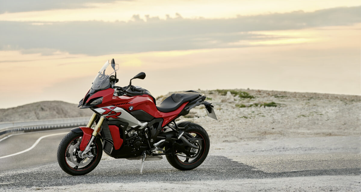 На фоне заката красный мотоцикл BMW S 1000 XR