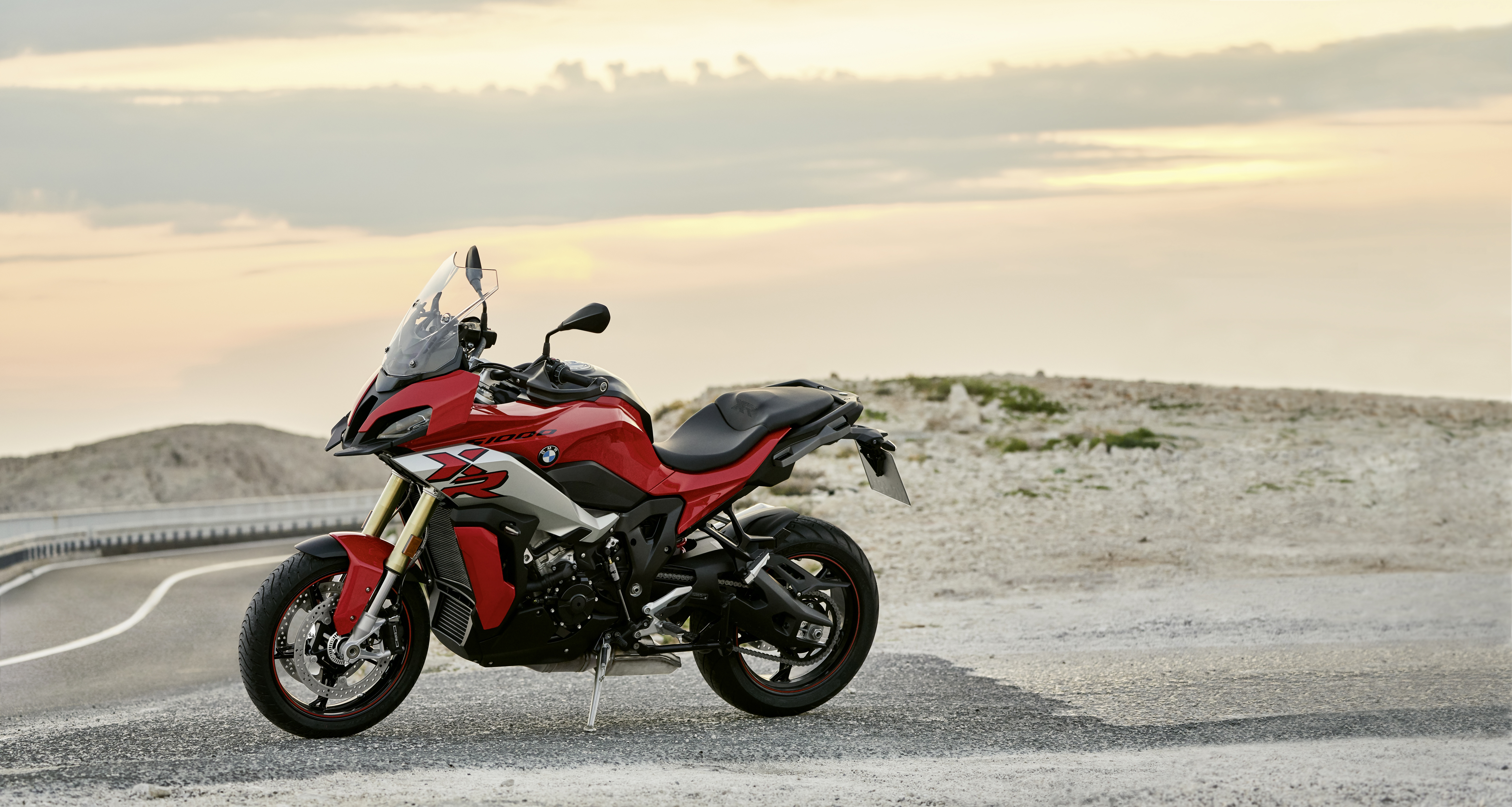 На фоне заката красный мотоцикл BMW S 1000 XR