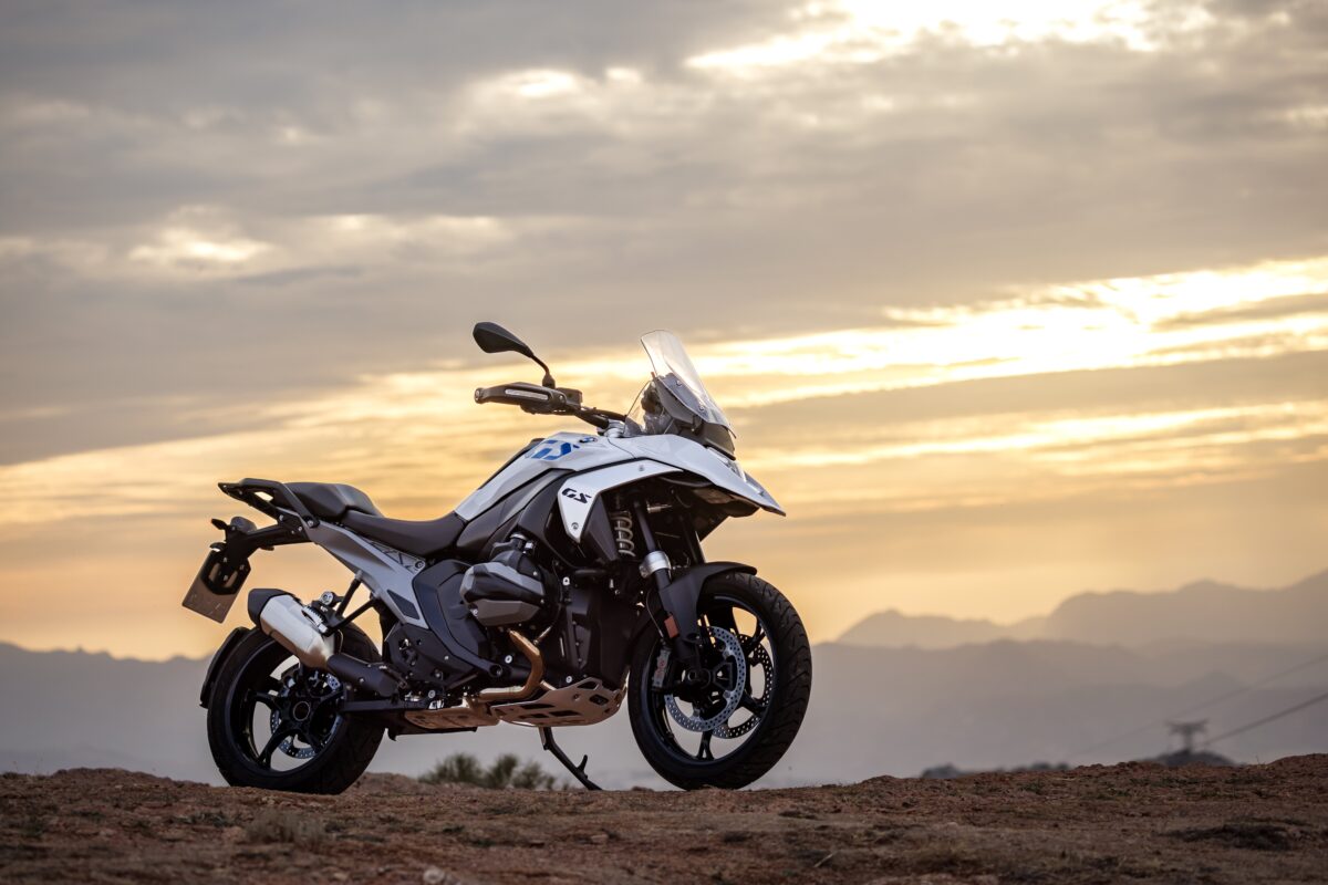 На фоне заката мотоцикл BMW R 1300 GS