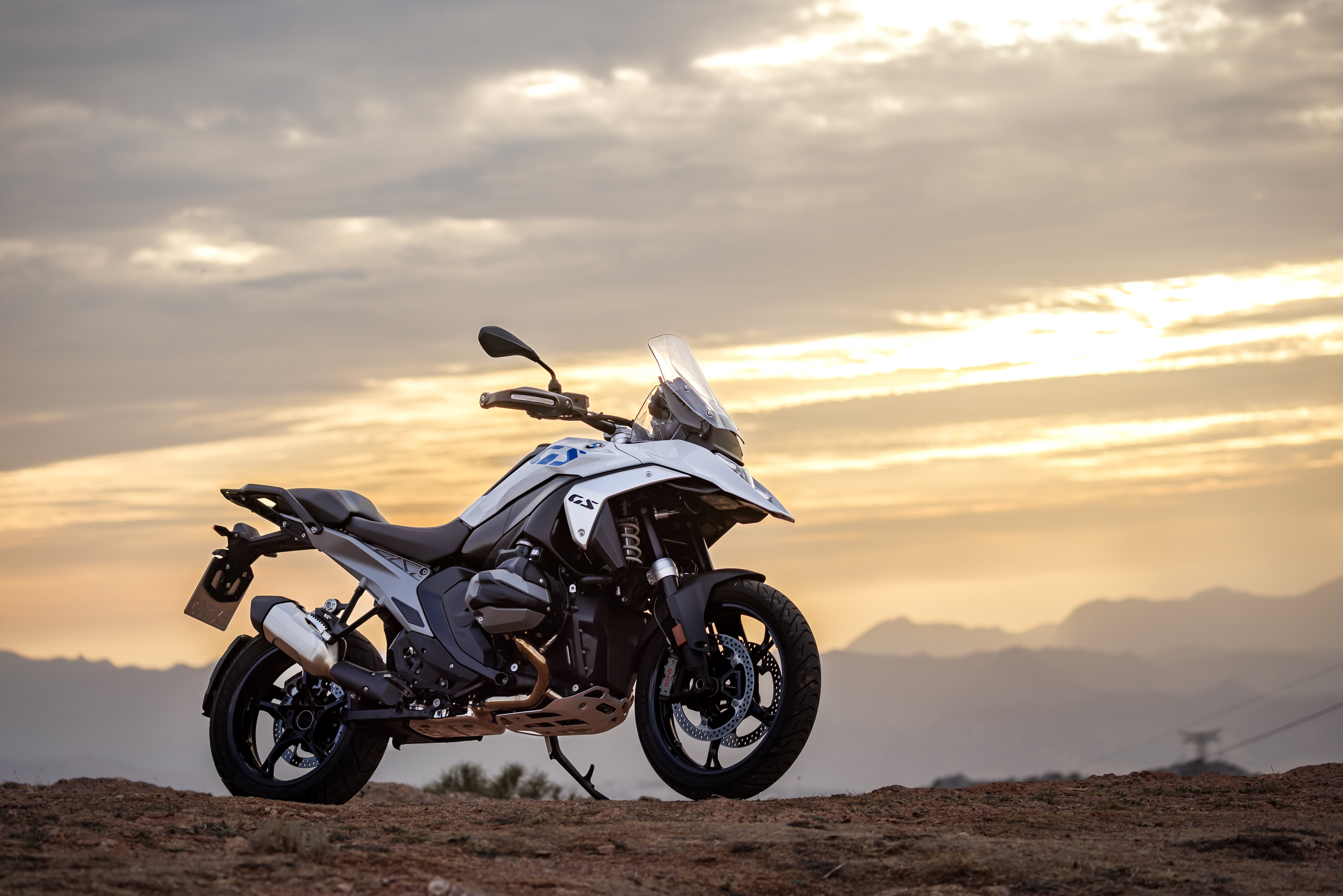 На фоне заката мотоцикл BMW R 1300 GS