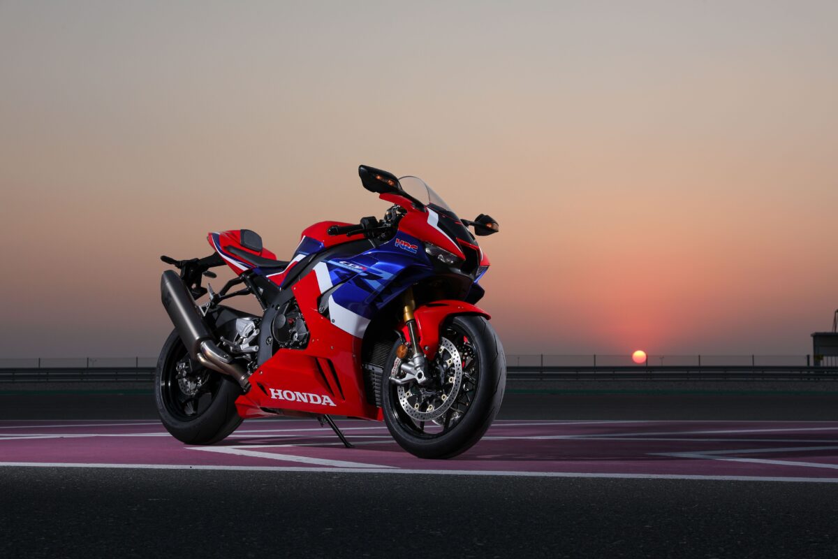На фоне заката мотоцикл Honda CBR1000RR R Fireblade 2020 года