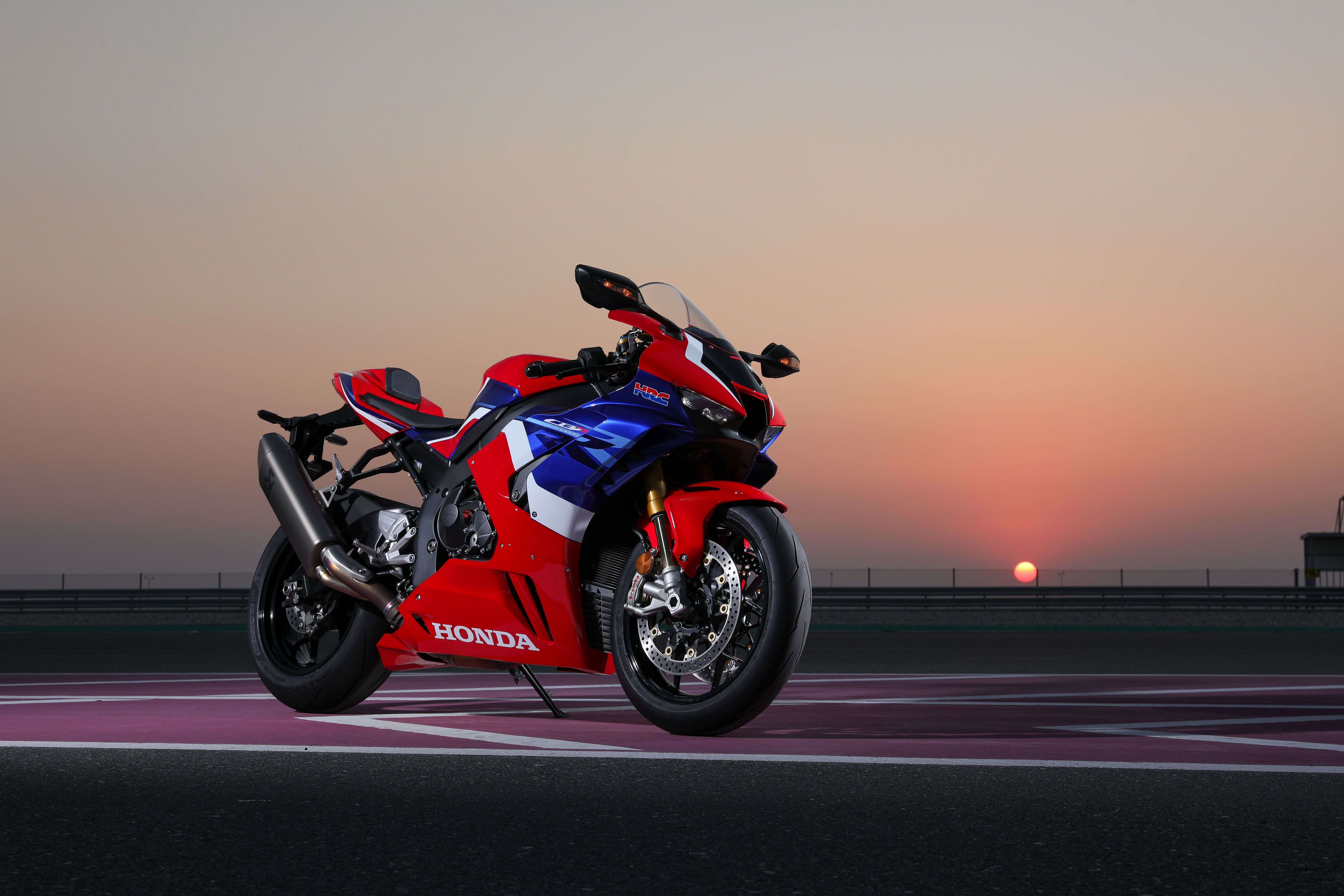 На фоне заката мотоцикл Honda CBR1000RR R Fireblade 2020 года