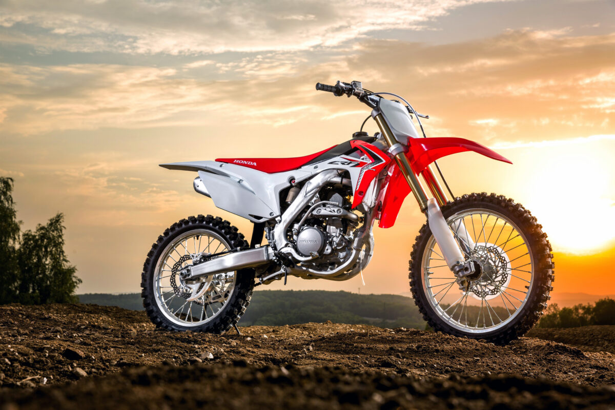 На фоне заката мотоцикл Honda CRF250R