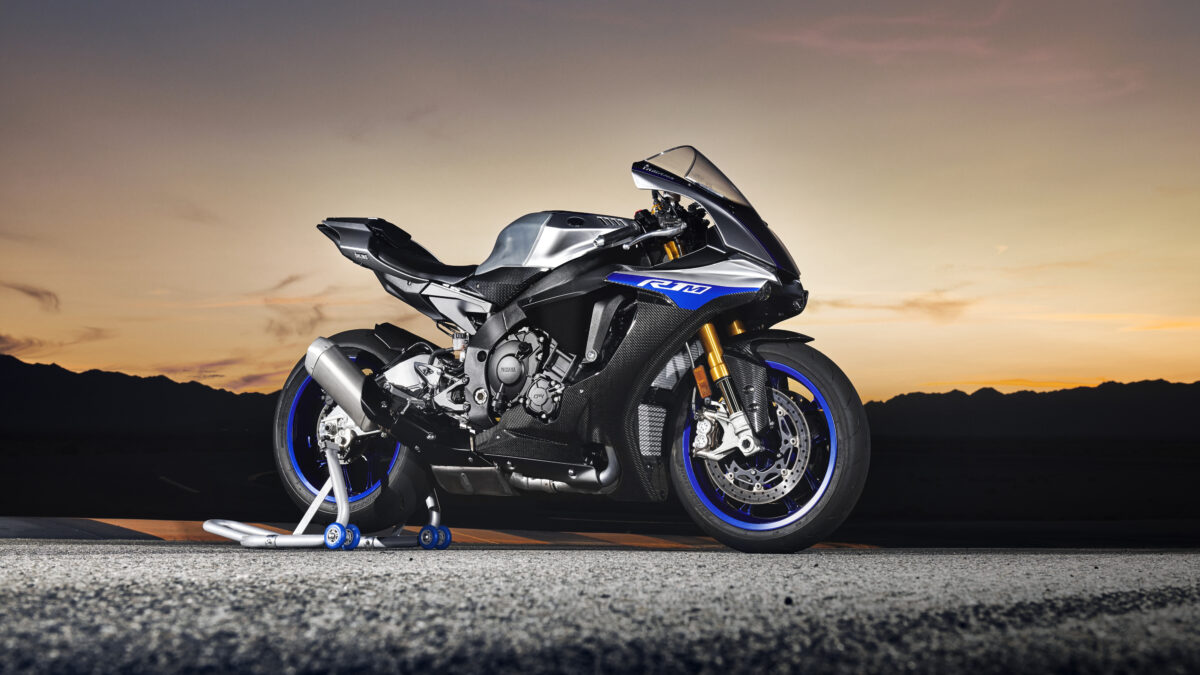 На фоне заката мотоцикл Yamaha YZF R1M, 2018