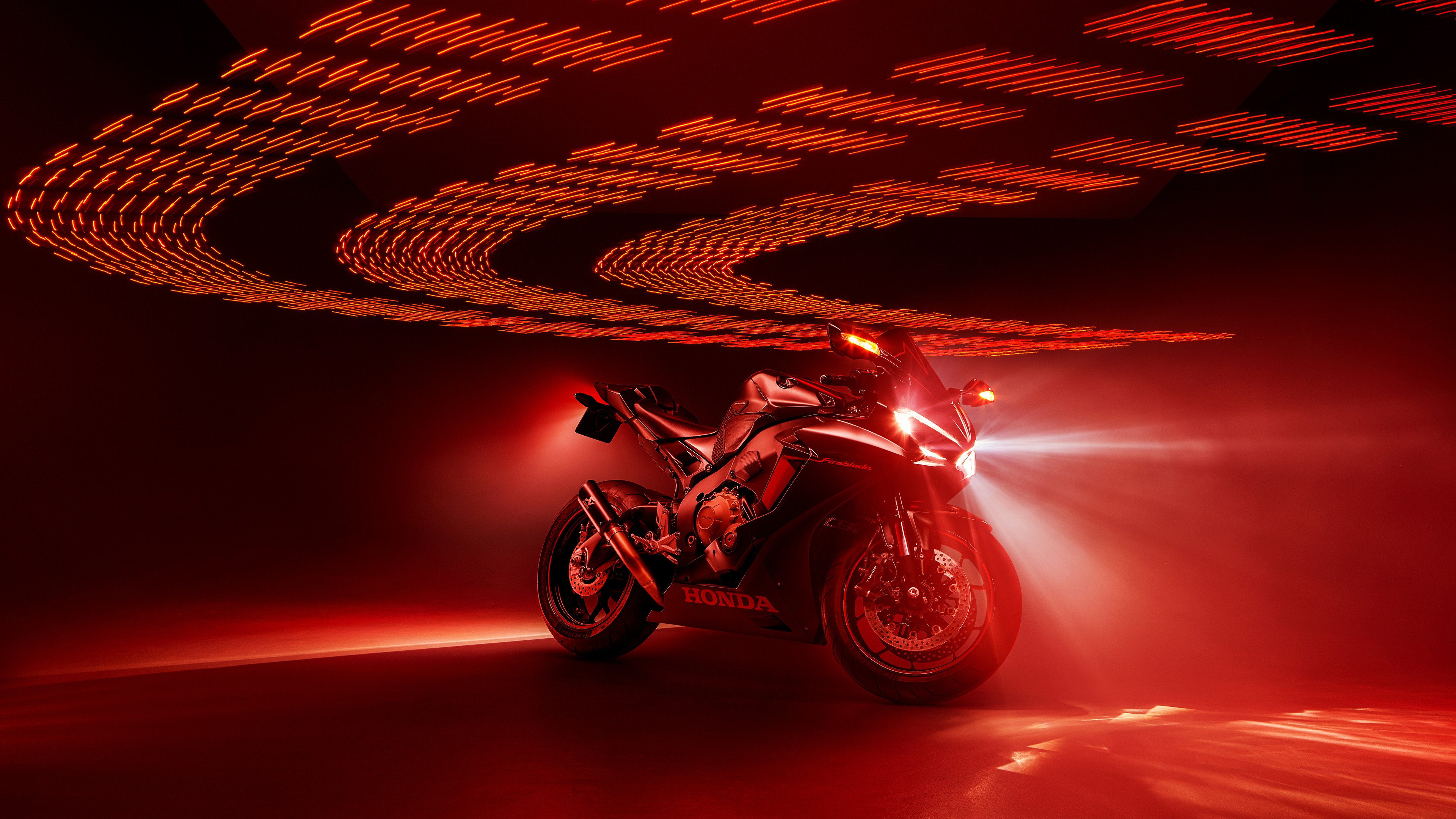 На красном фоне мотоцикл Honda Fireblade