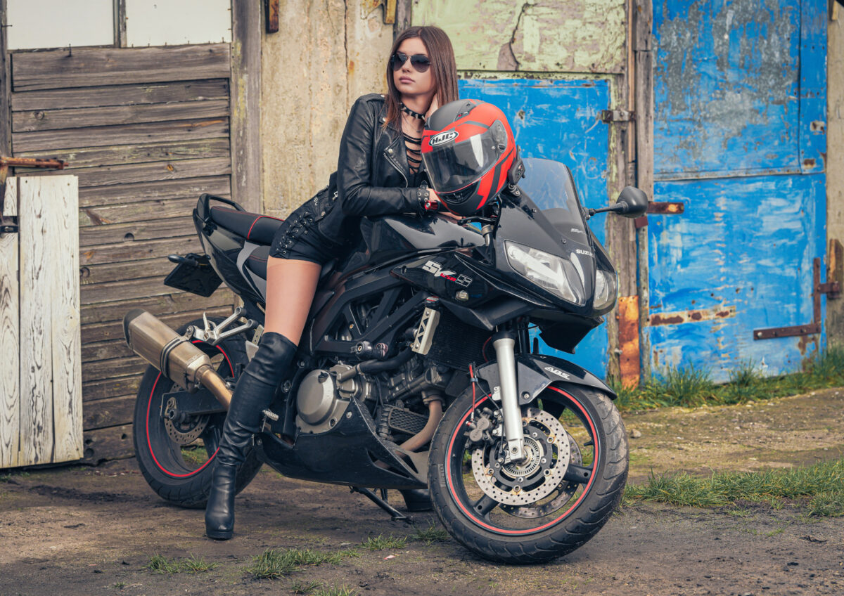 На мотоцикле Suzuki SV650S молодая девушка