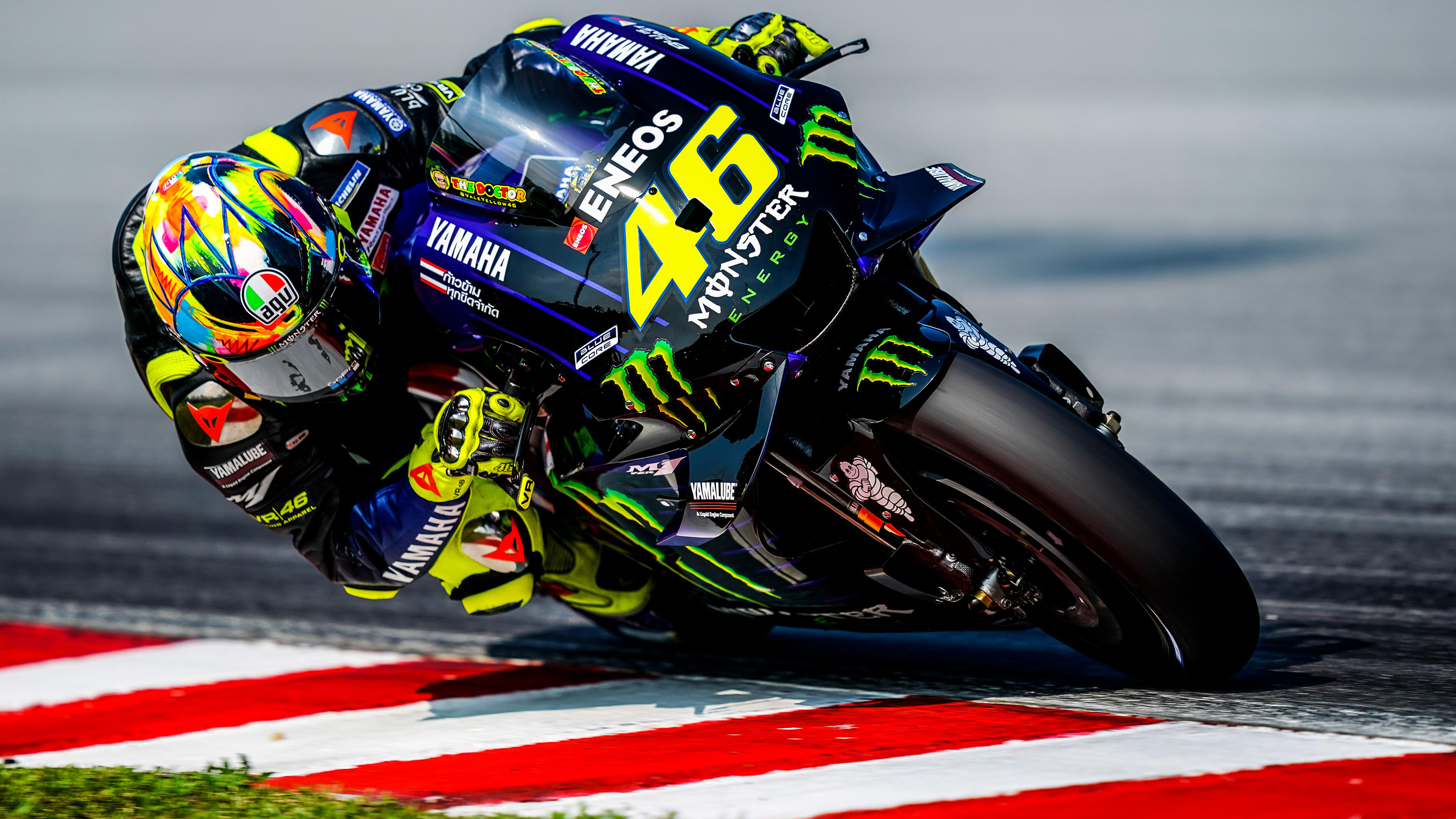 На мотоцикле Yamaha Racing MotoGP 2019 итальянский мотогонщик Валентино Росси