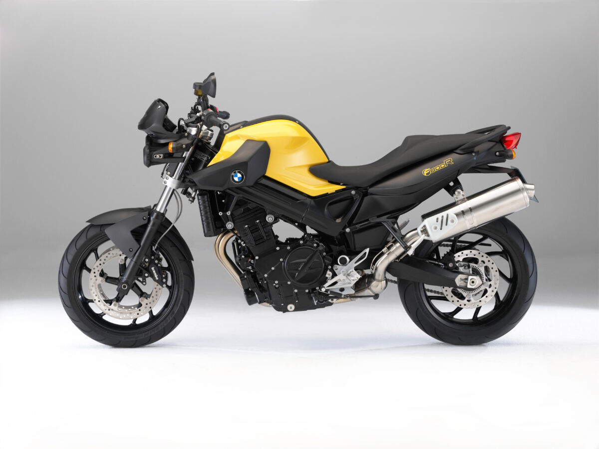 На сером фоне боком мотоцикл BMW F 800 R
