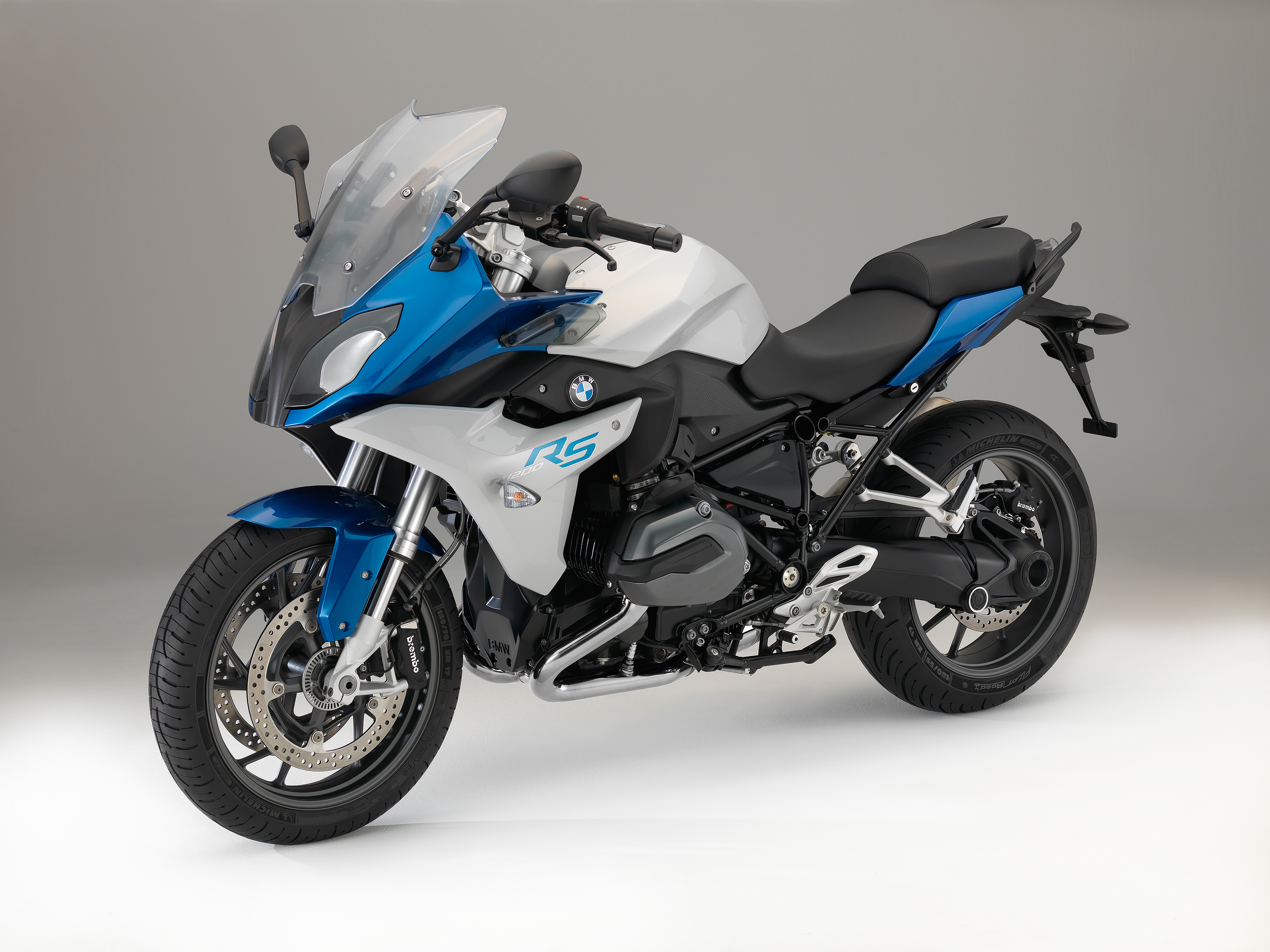 На сером фоне быстрый мотоцикл BMW R1200RS 2015 года